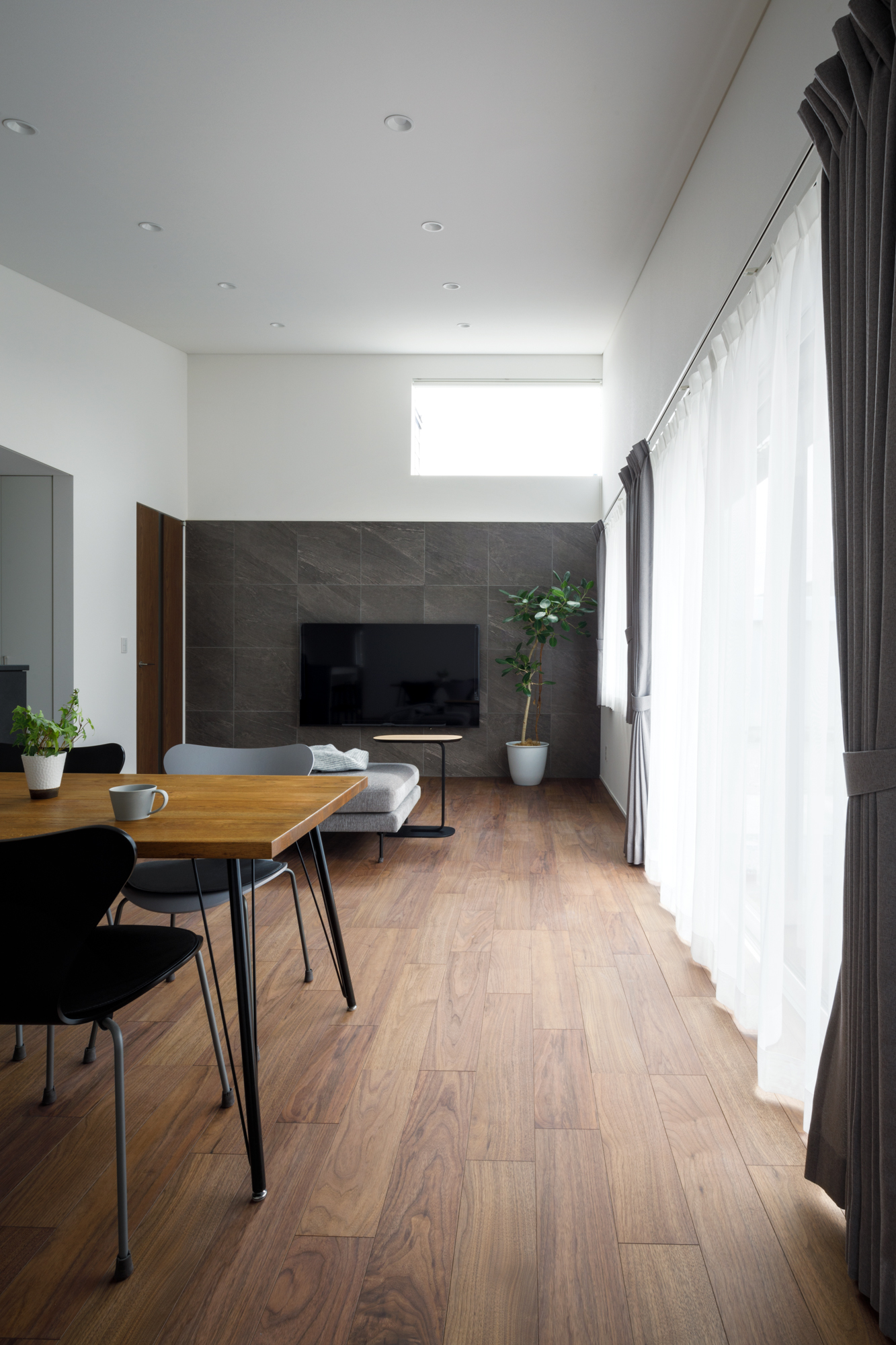 勾配天井の広がりを持たせたリビングダイニング