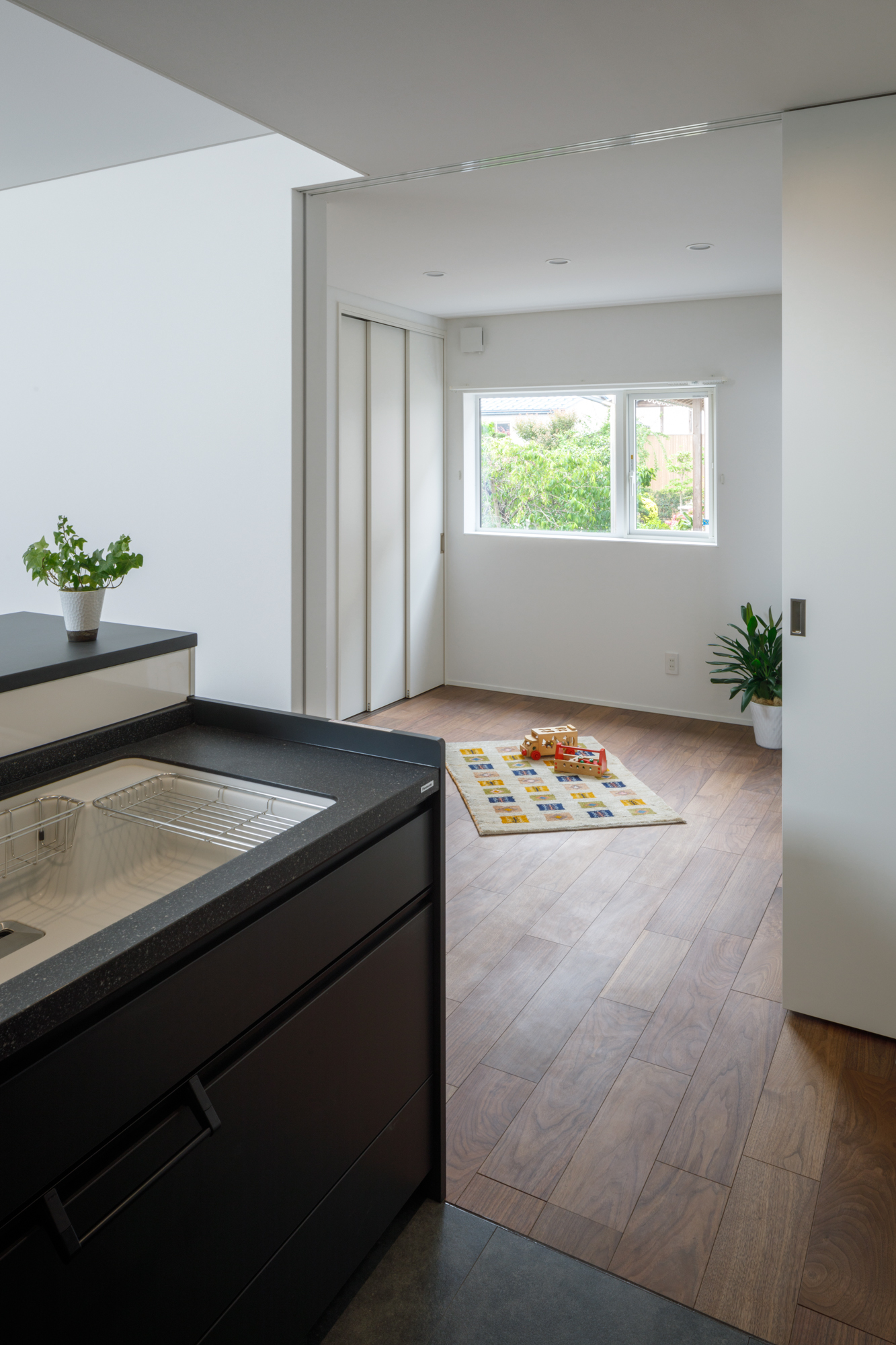 キッチン脇の子供室