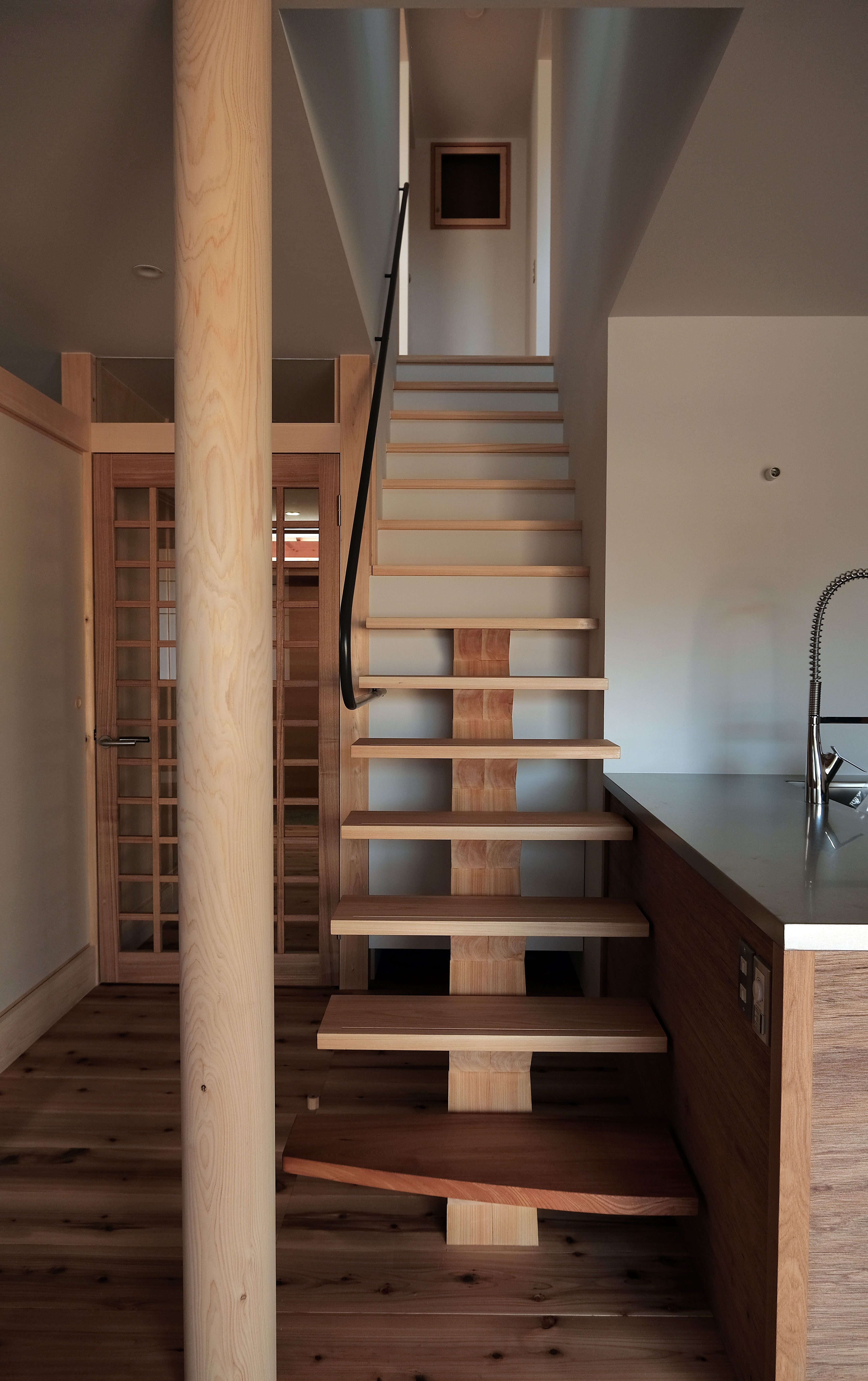 ハンドクラフトを感じる木製階段