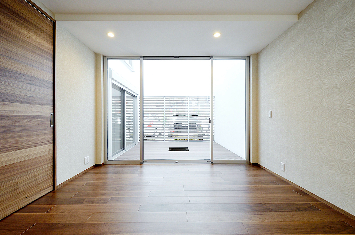 室内と連続する中庭