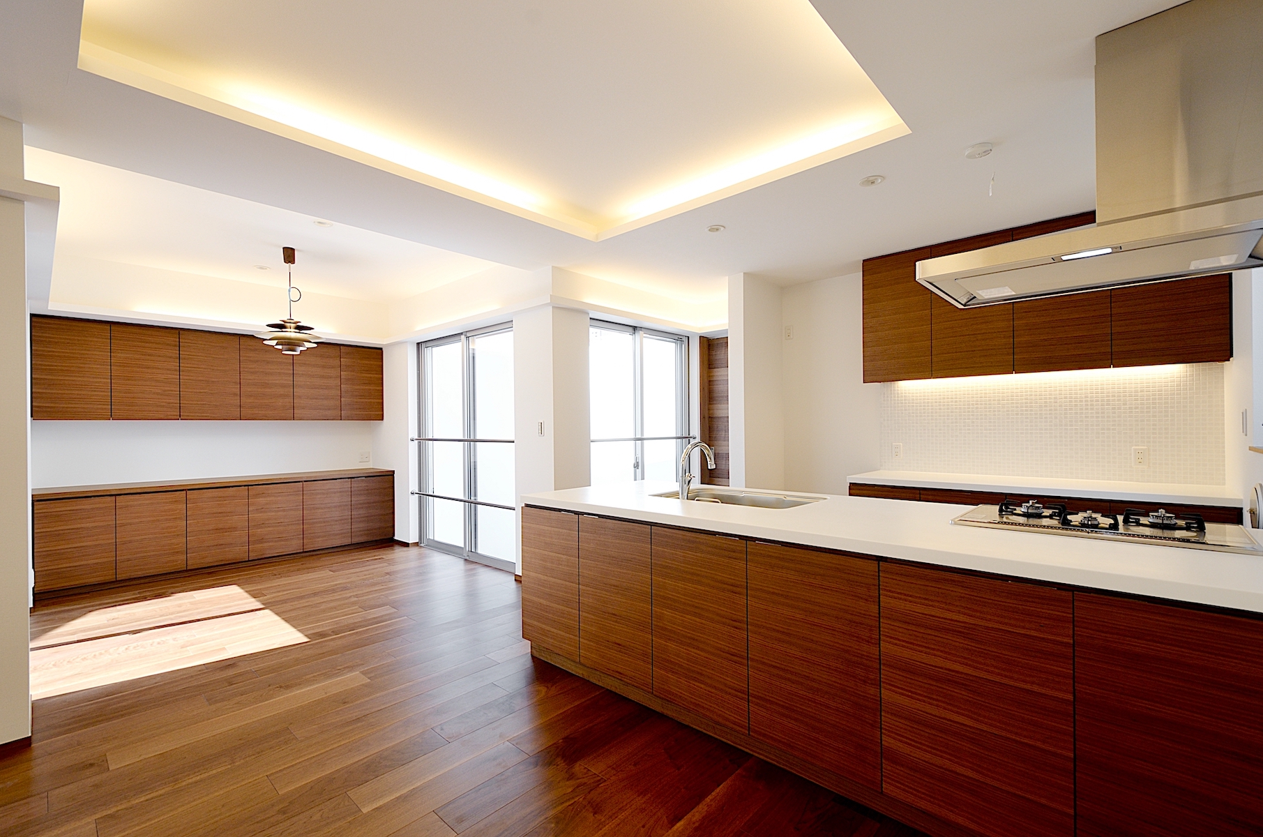 ２つの中庭に囲まれたダイニング