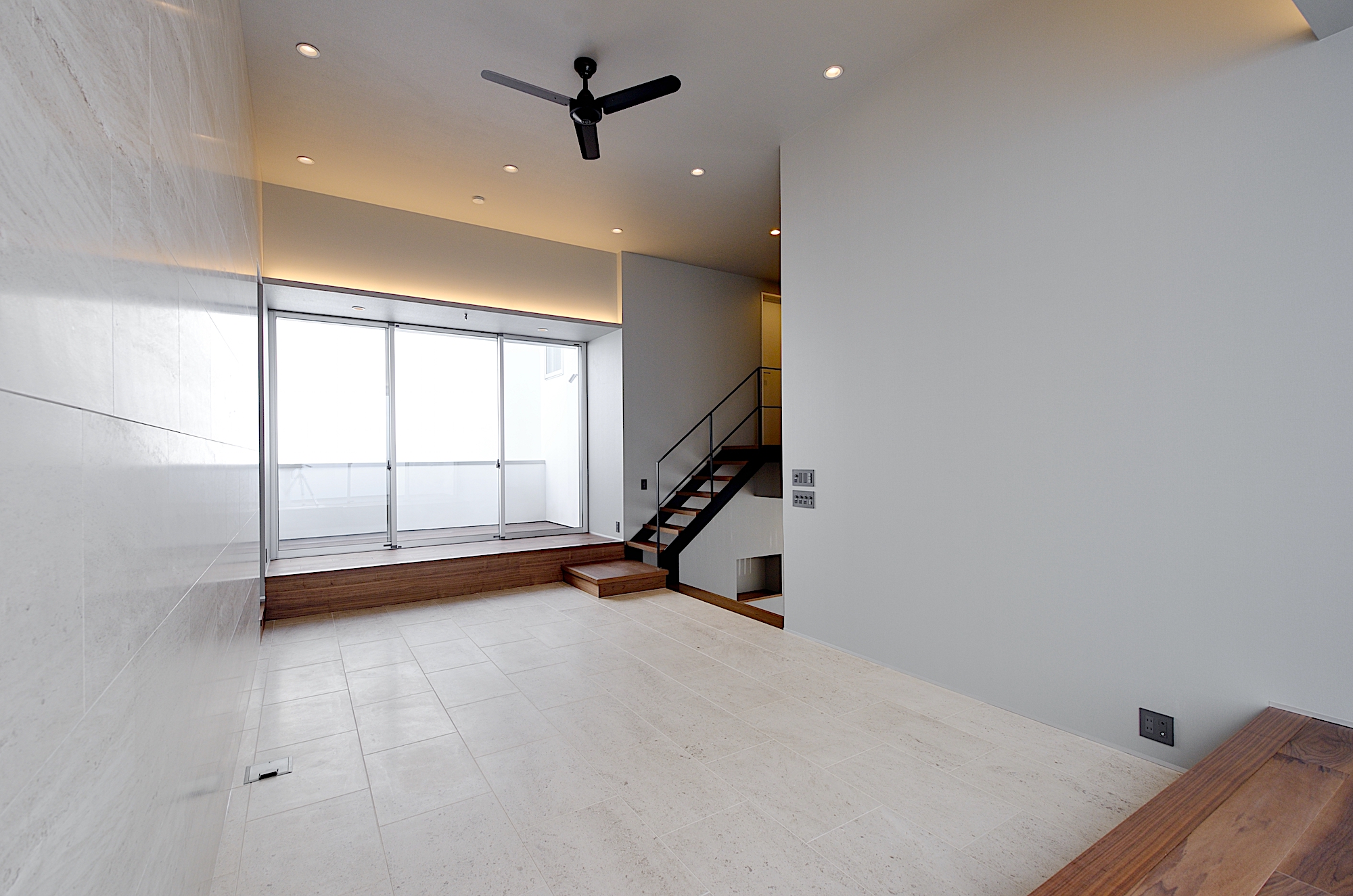 ２つのテラスに挟まれたリビング