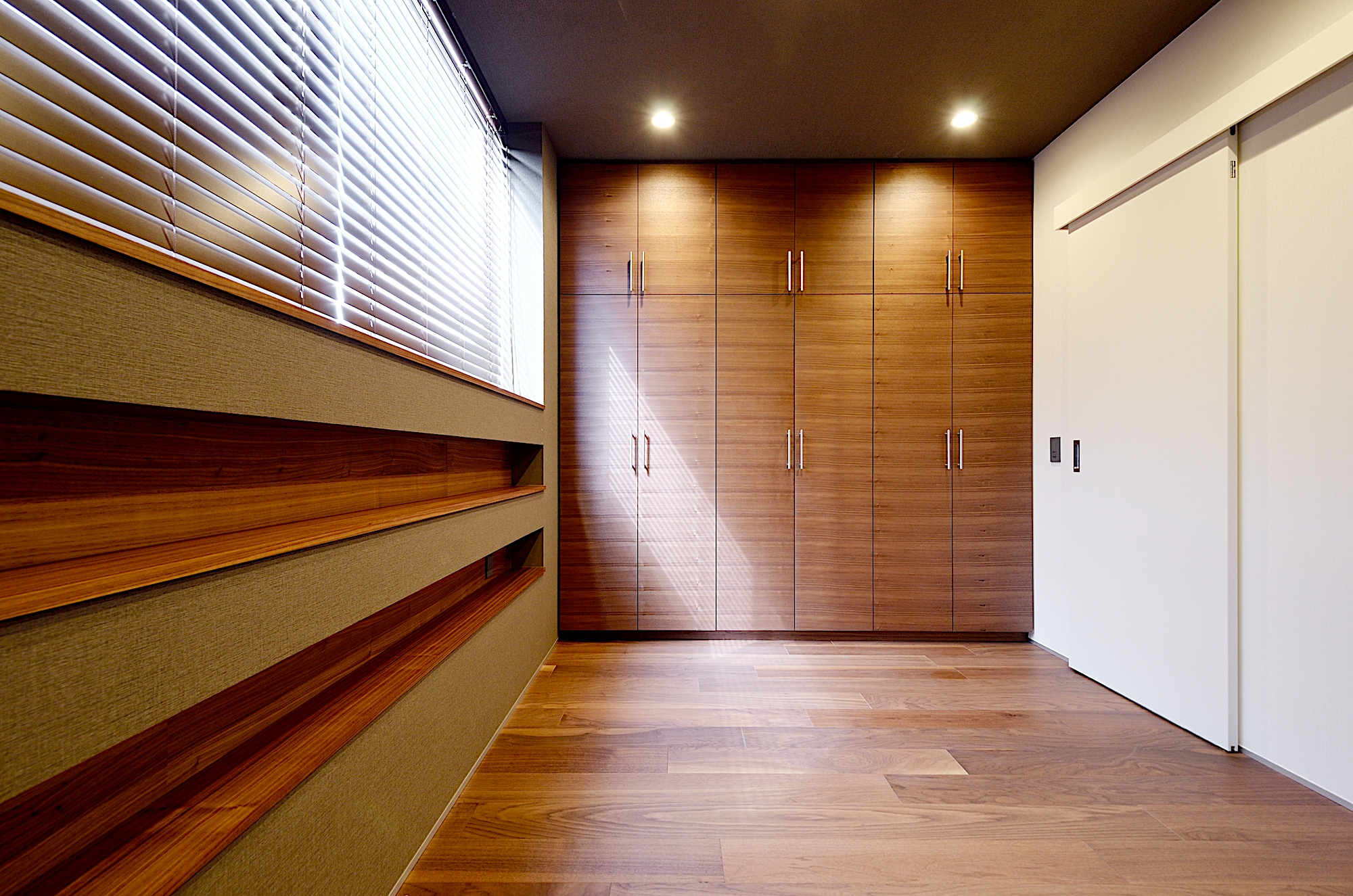 静かな雰囲気の寝室