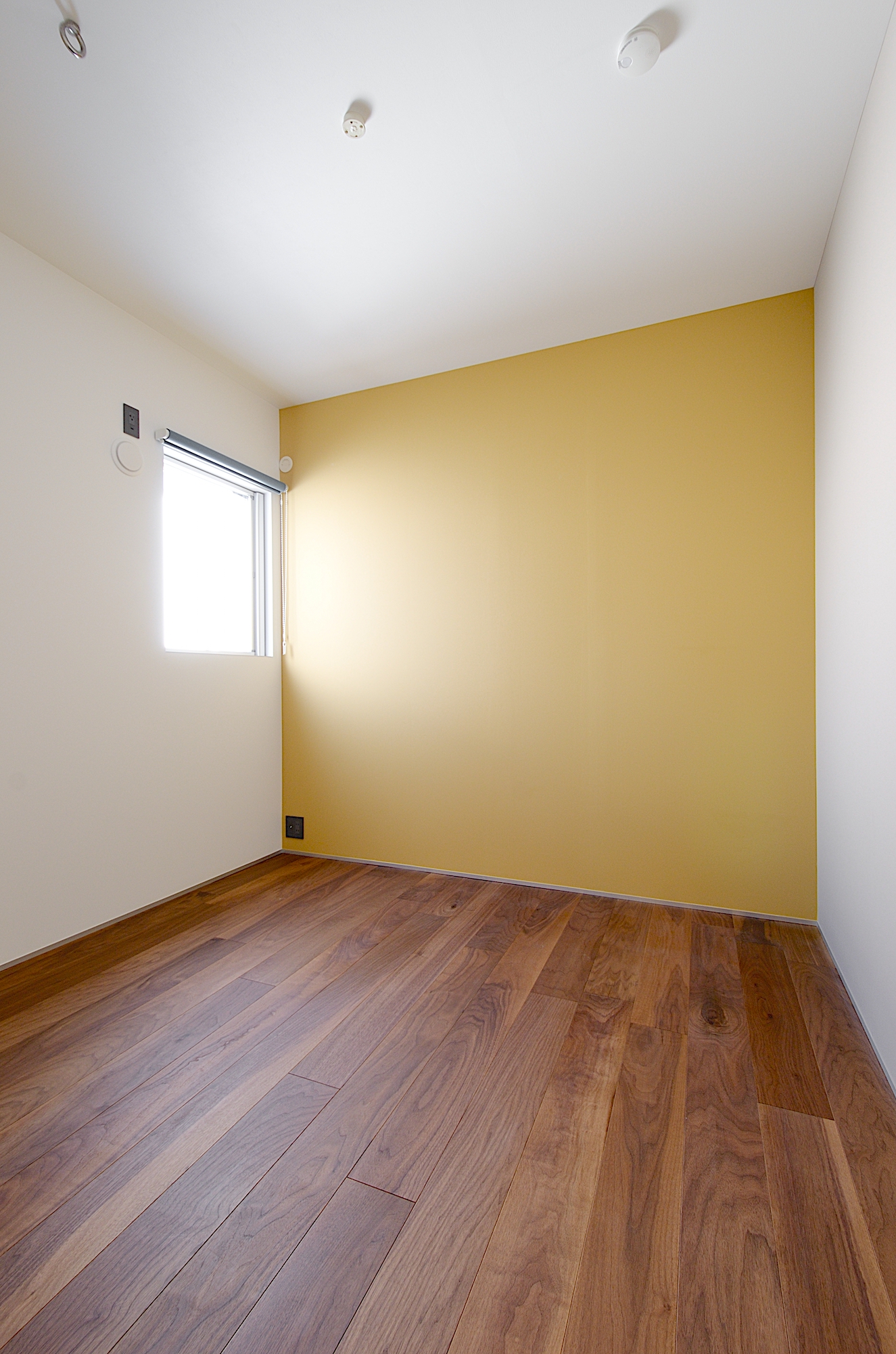 黄色い壁の子供室