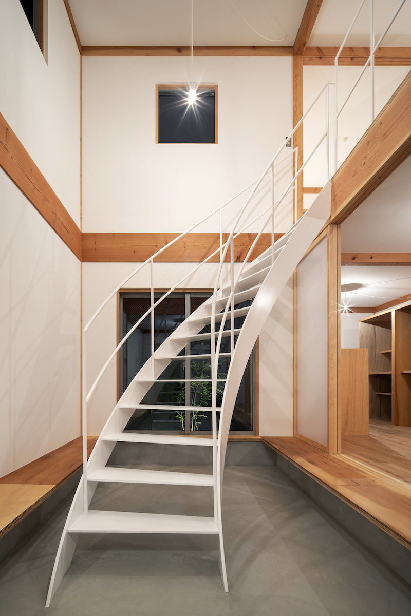 階段とシンボルツリー