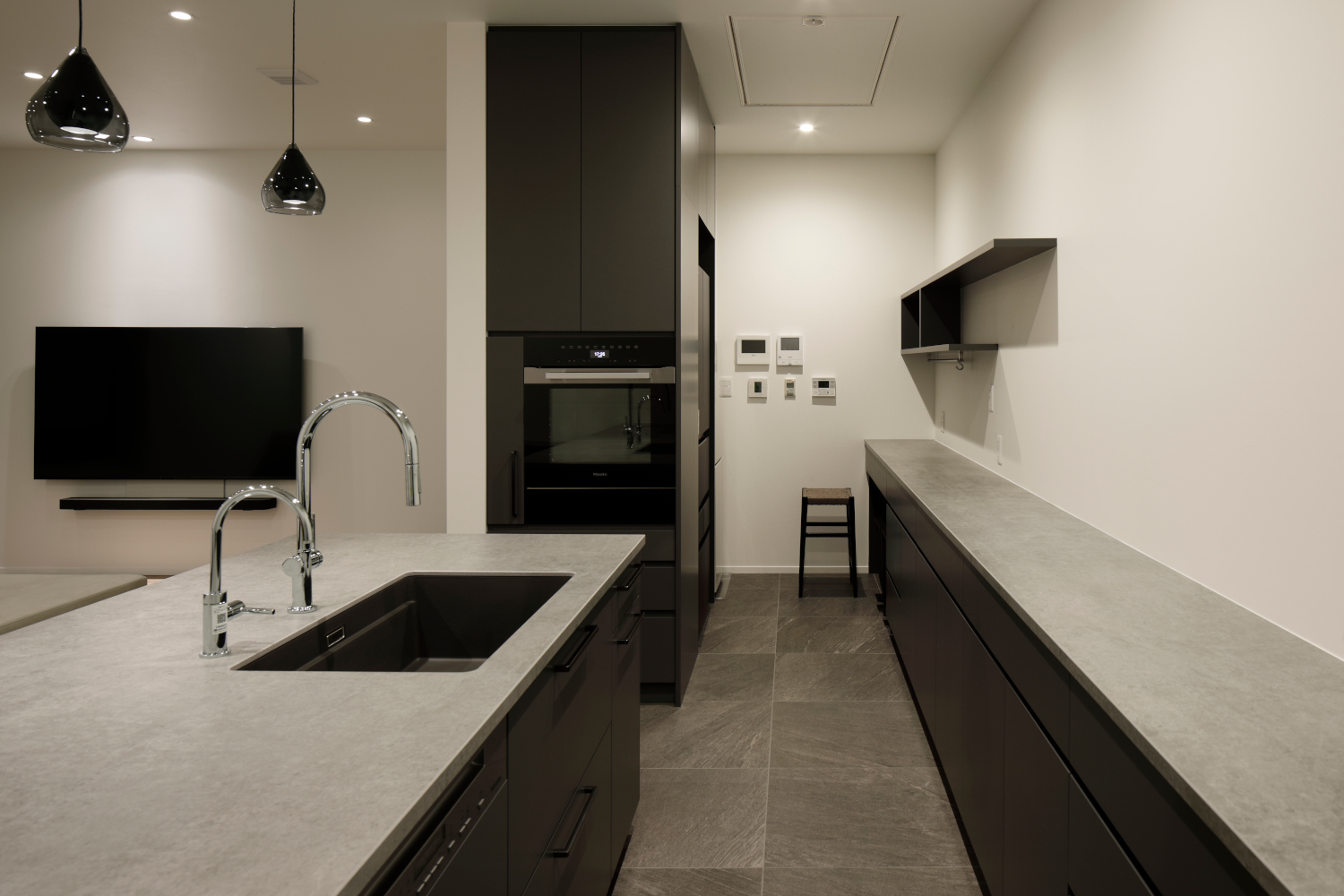 キッチン-パントリー夕景