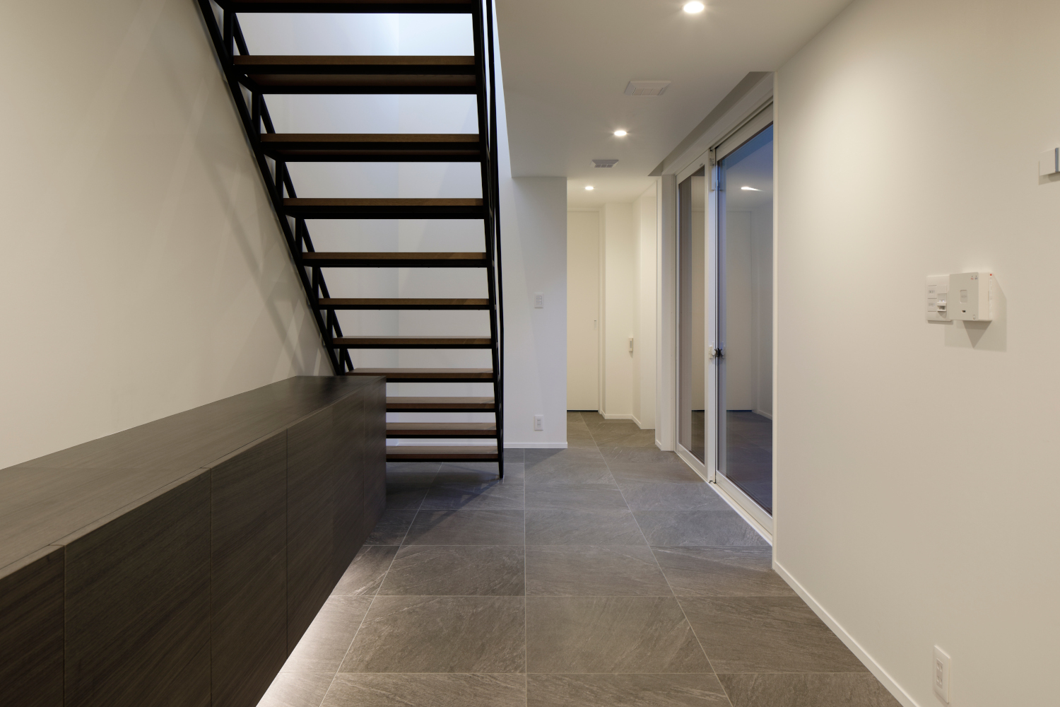 玄関ホール夕景