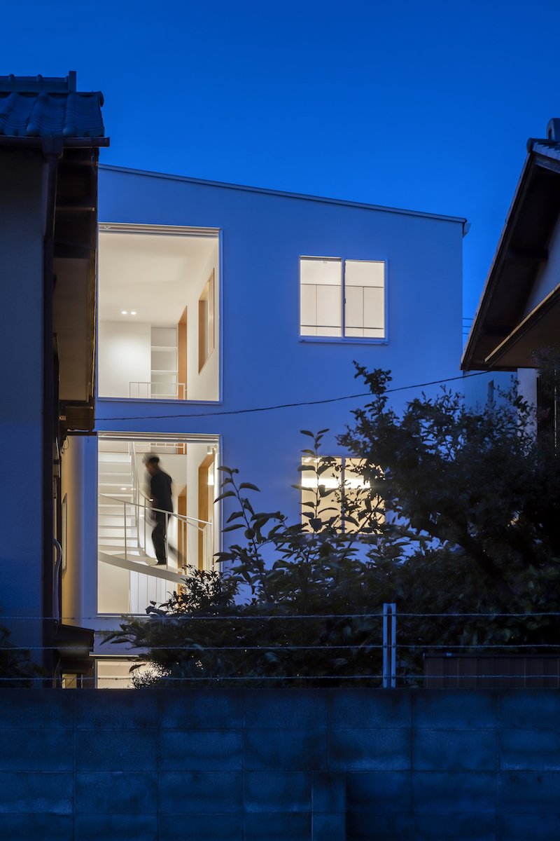 吹抜けと階段　夕景