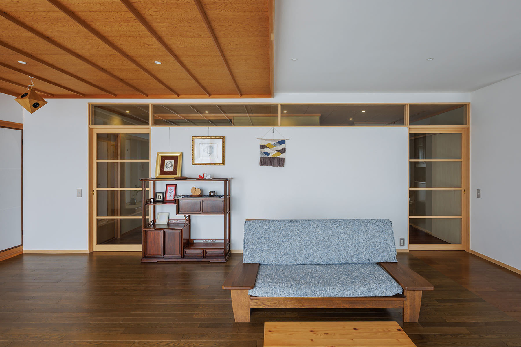 天井や壁面の設えを既存利用した和室と床板を既存利用した洋間の調和。