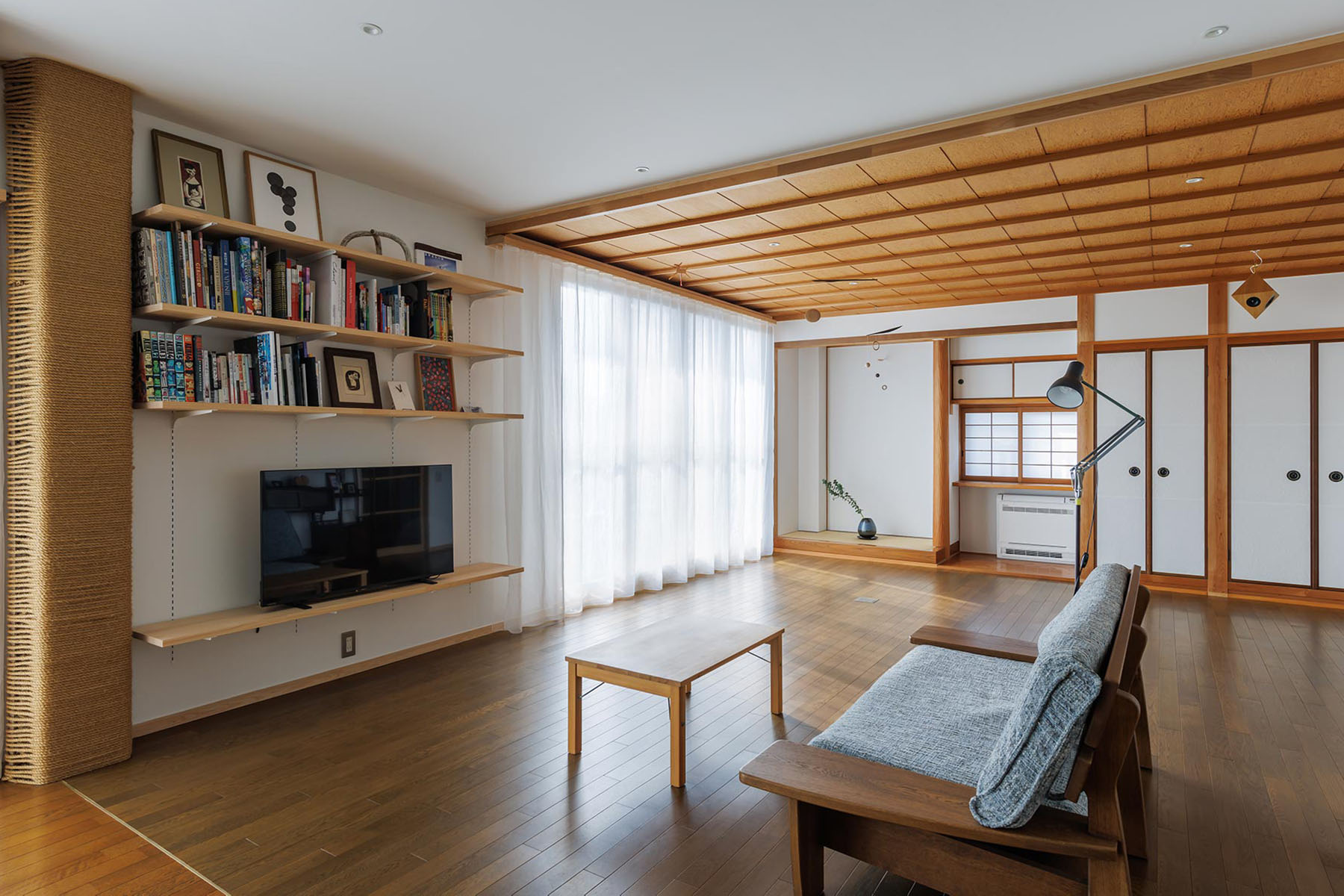 シンプルに作ったテレビ棚と鉄骨柱に麻縄を巻き締めた猫ちゃん爪研ぎ柱。