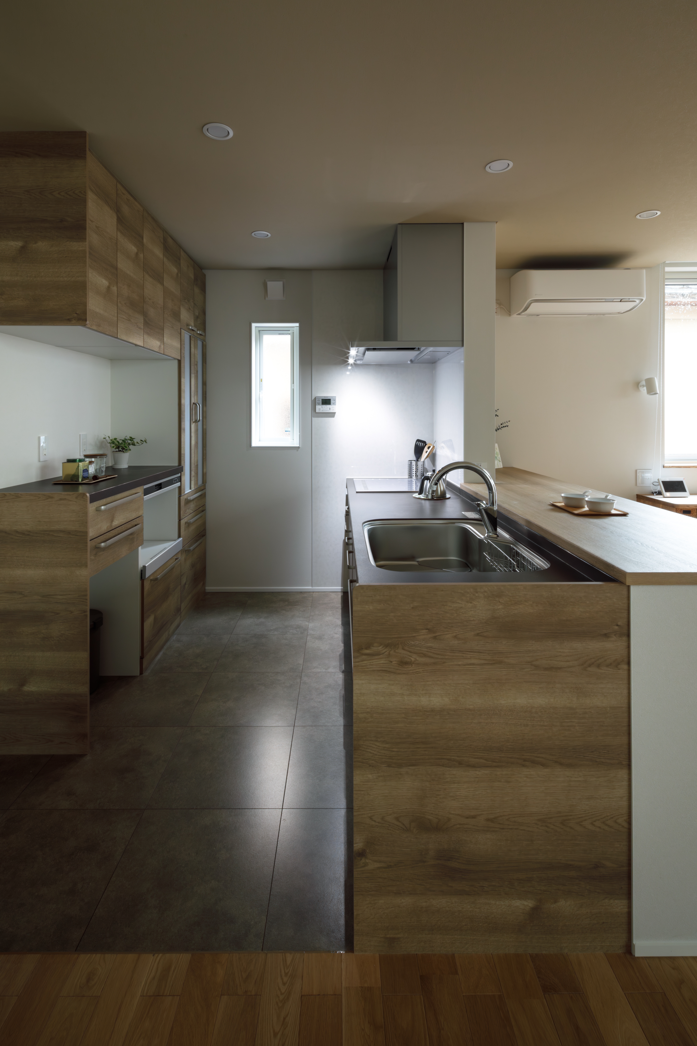 木目が映えるI型キッチン