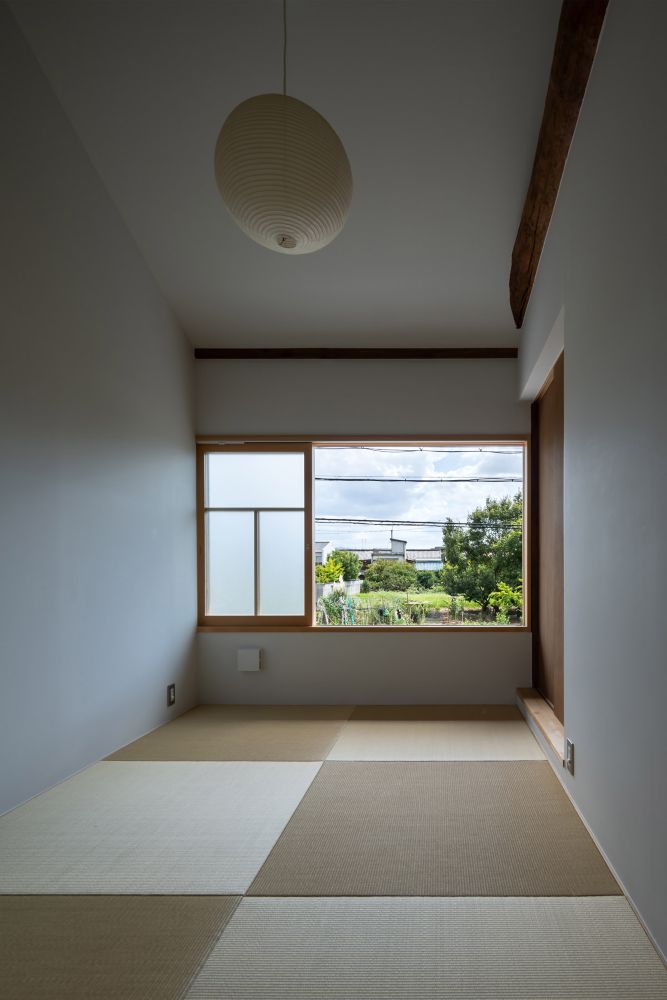 主寝室は畳敷。南面の窓の先には田畑が広がる。