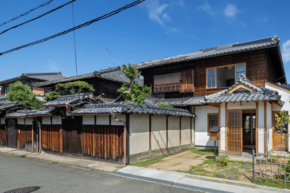 足元が朽ちて危険な塀を撤去して、開放的なアプローチに変更。