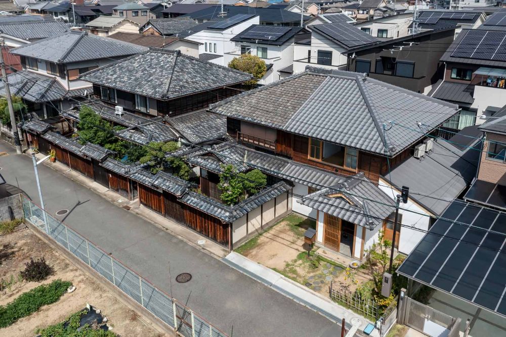 敷地北側は設計当初空地だったが、計画を進める間にミニ開発されて全て太陽光パネルの載った住宅になった。