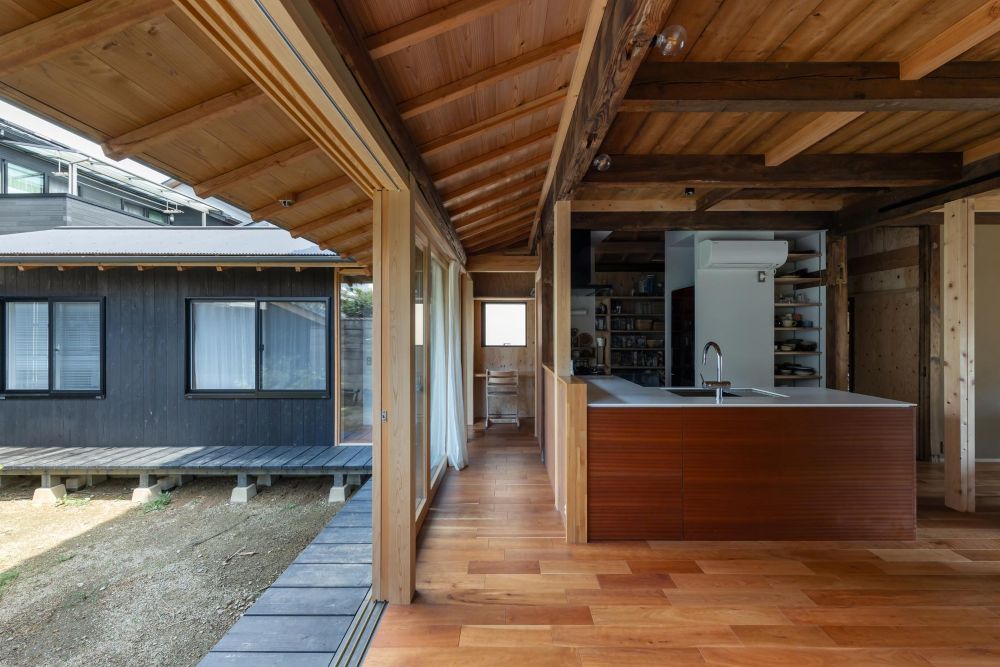 リビング〜縁側〜庭のつながり。縁側は物干場兼用。張り出した部分は洗面・浴室。