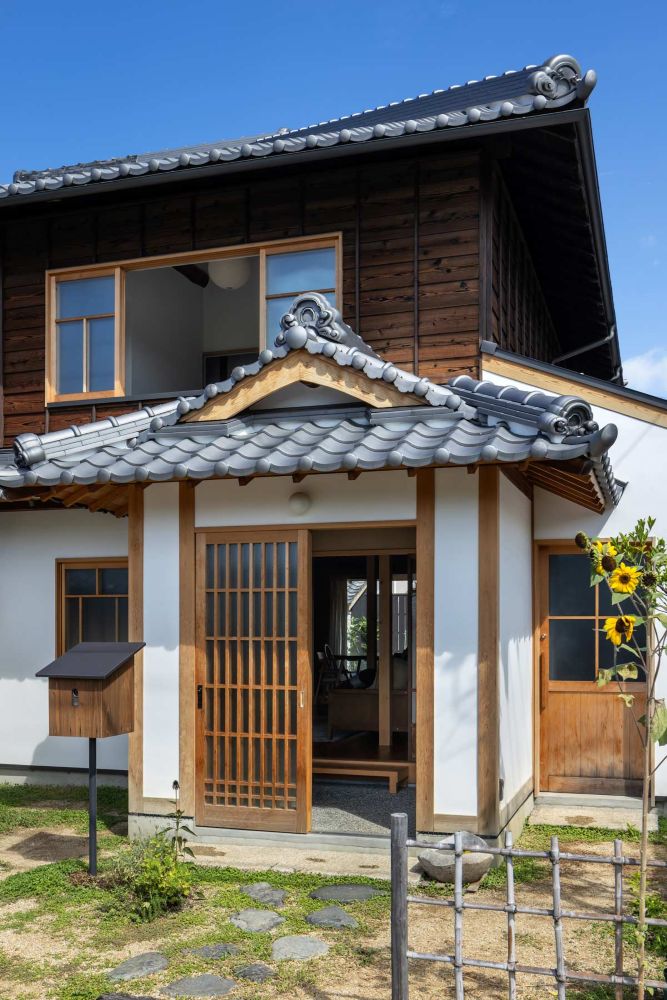 右手の入口は納戸を兼ねた家族玄関。