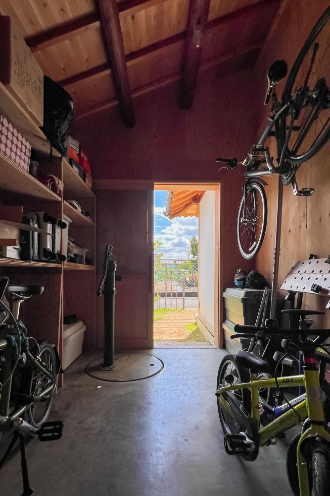 納戸を兼ねた土間の家族玄関。解体時に発見された井戸を整備して散水に活用。