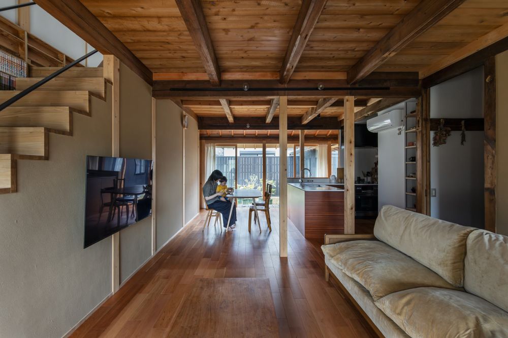 居間。構造補強・断熱補強を施しながら洋間＋和室を大きなワンルームに更新。