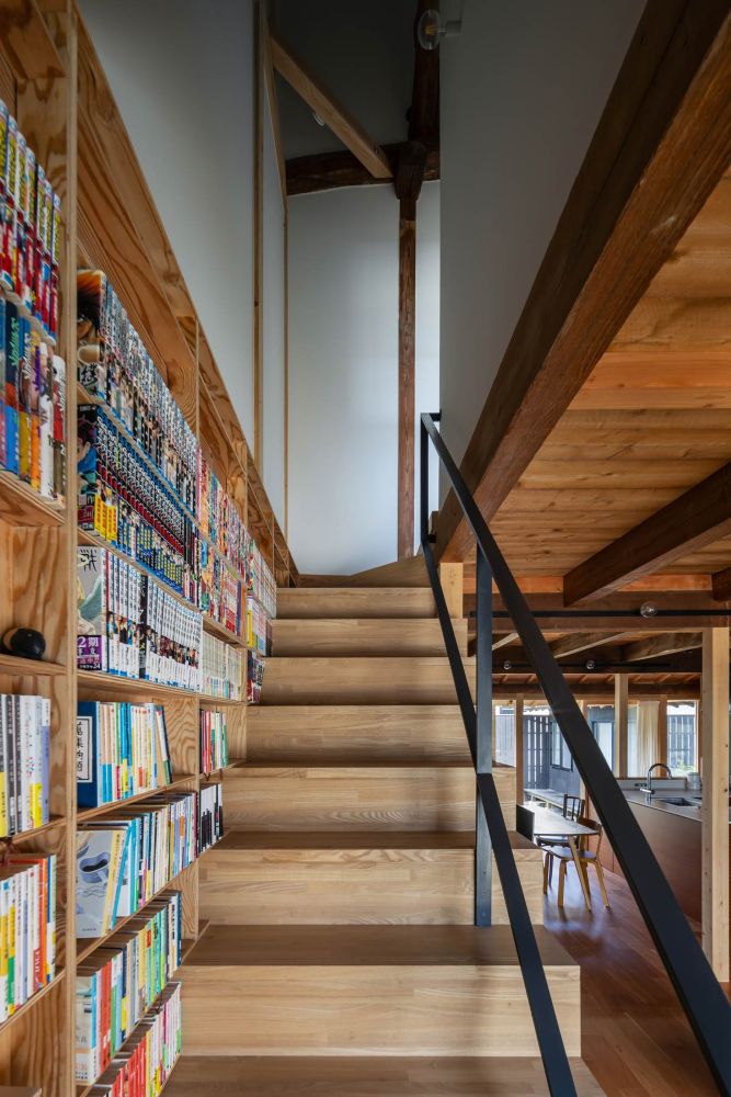 本棚を通り抜けて2階へ。コミック・文庫の収納には階段の蹴上げがちょうど良い高さ。