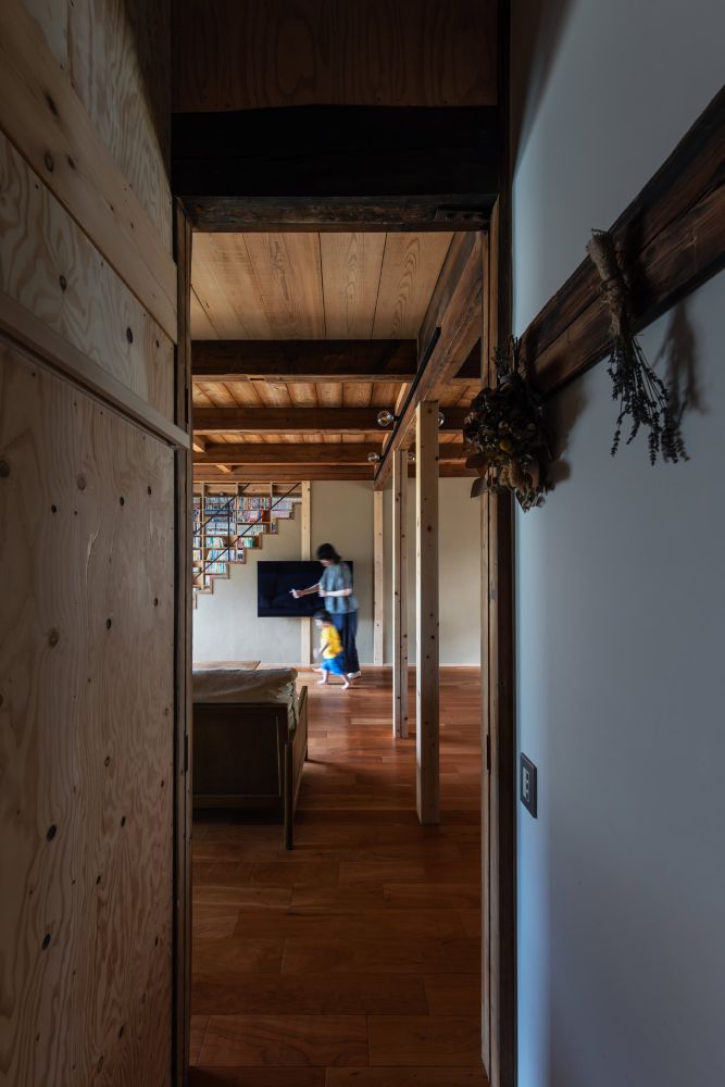 キッチン裏の回遊家事動線から。