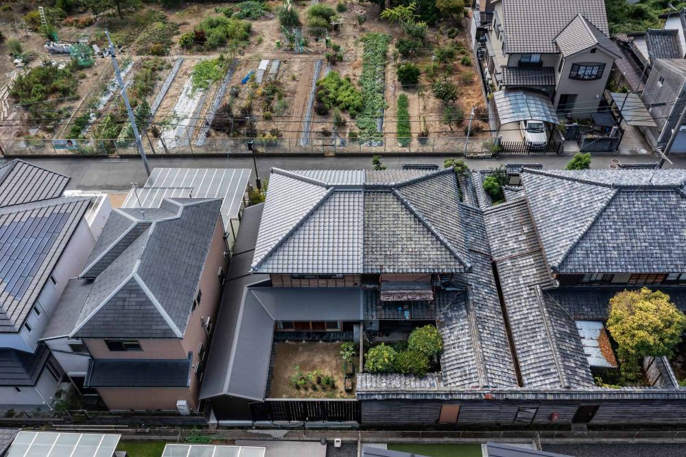 北面から見下ろし。朽ちかけた高塀を撤去して庭を拡張。大屋根は劣化した瓦と土を撤去し、お隣と高さを調整しながら葺き直し。樋も排水ルートを見直して半分だけ更新。