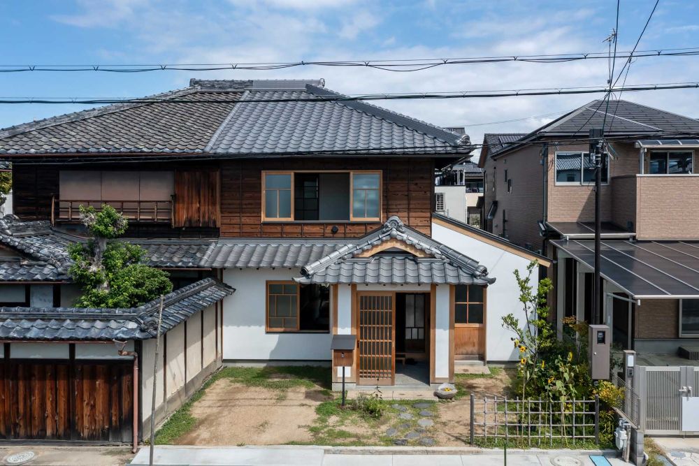 1階は漆喰塗り。2階はお隣と板幅や押え縁の間隔を揃えて製作した焼杉貼り。