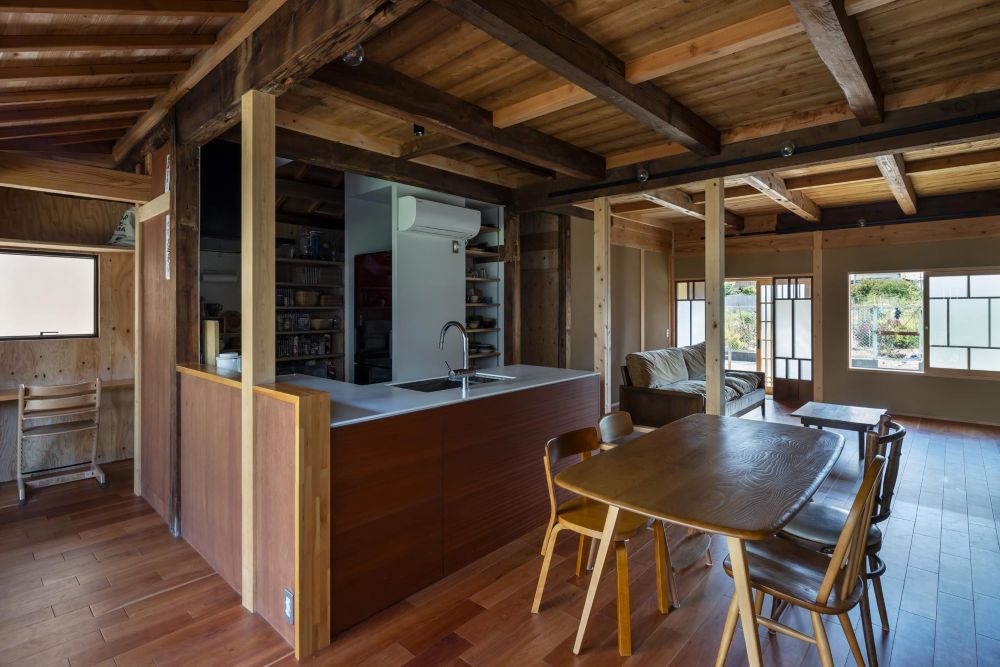 キッチンの内側と外側で二重の回遊性を設けて収納や家事動線の自由度が高い間取り。