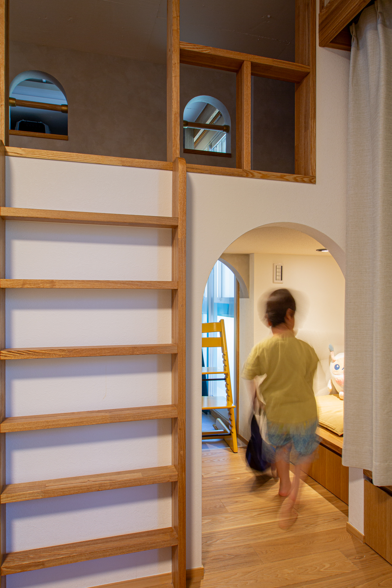 回遊動線のアーチ壁