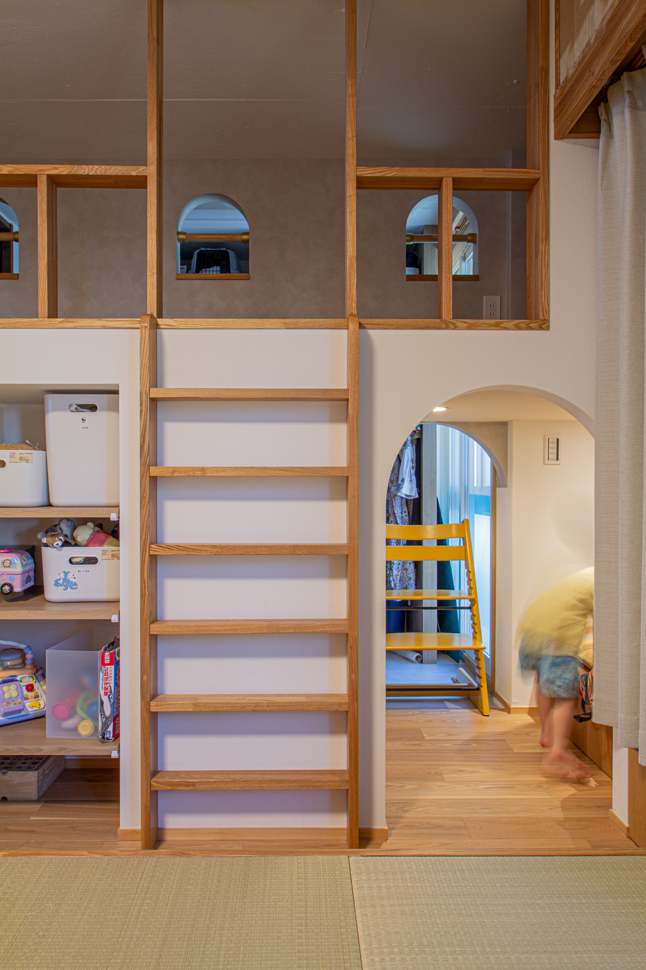 収納を仕込んだ間接照明が特徴的なトイレ