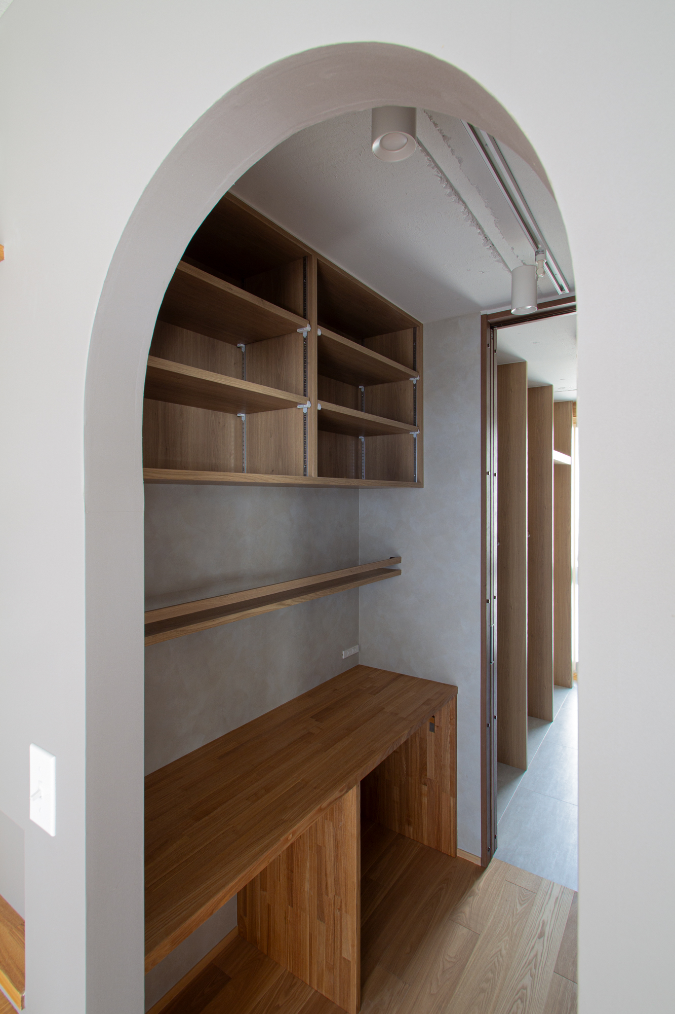 アーチ壁の奥の、ワークスペース