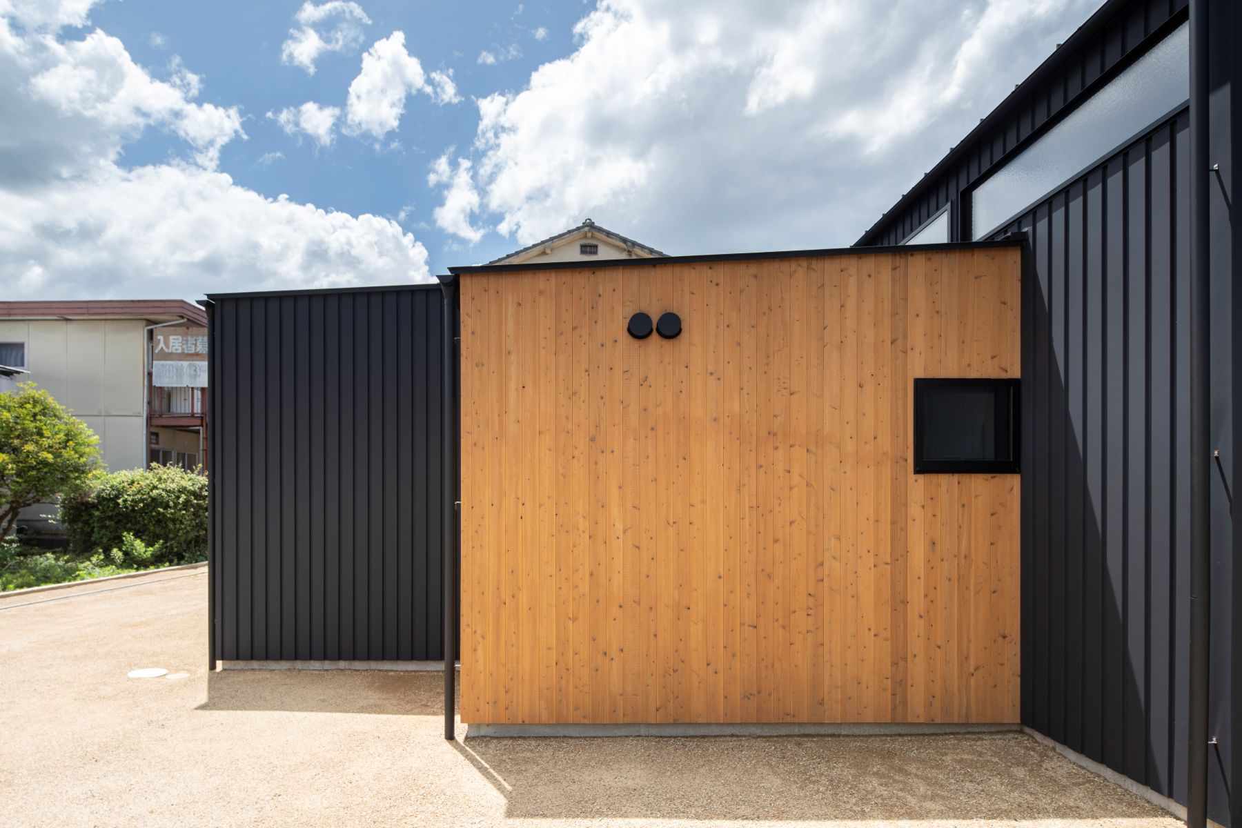 大小の筐（ハコ）はガルバリウム鋼板貼。中ぐらいの筐はレッドシダー貼。