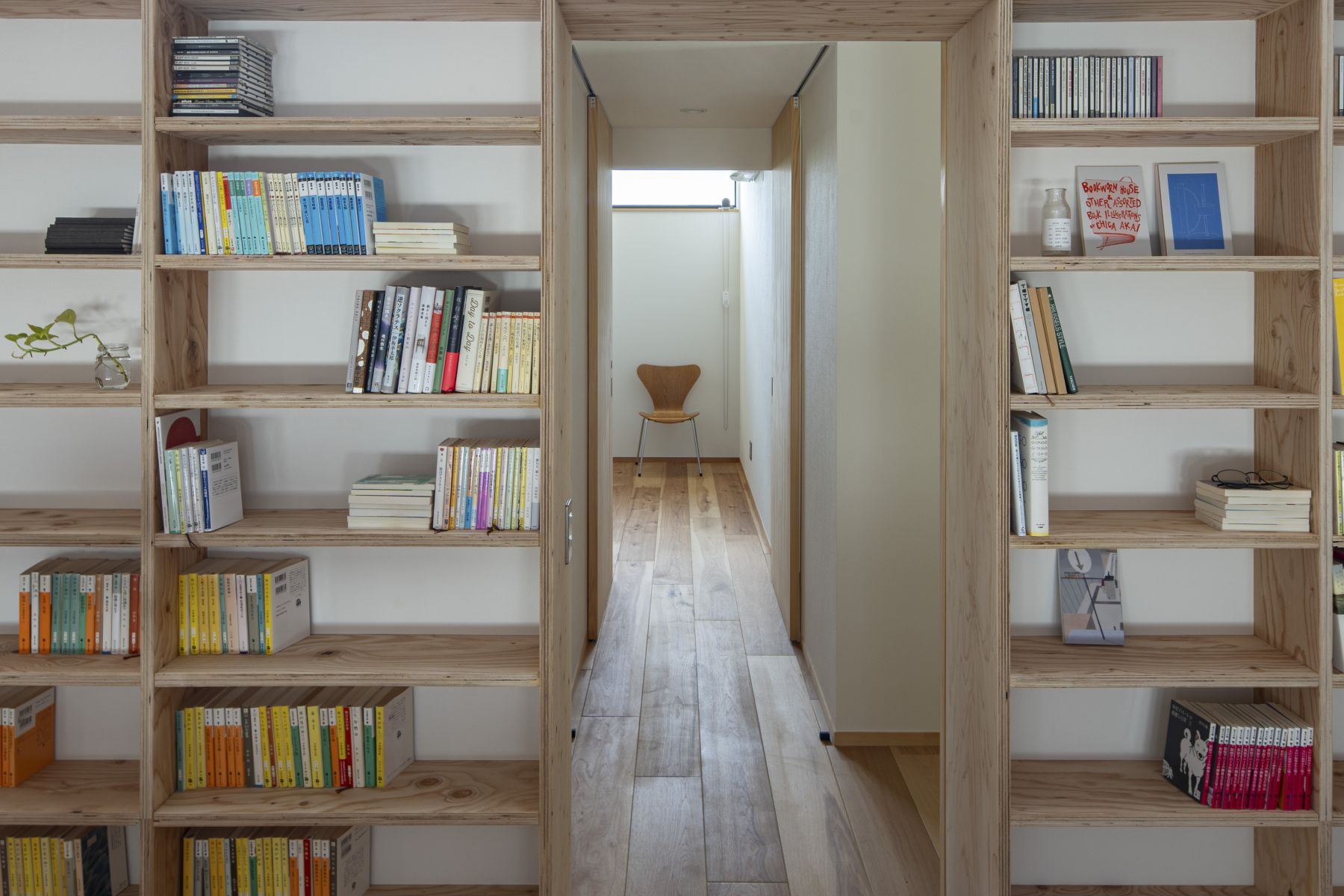 本棚のトンネルを潜って小部屋へ。