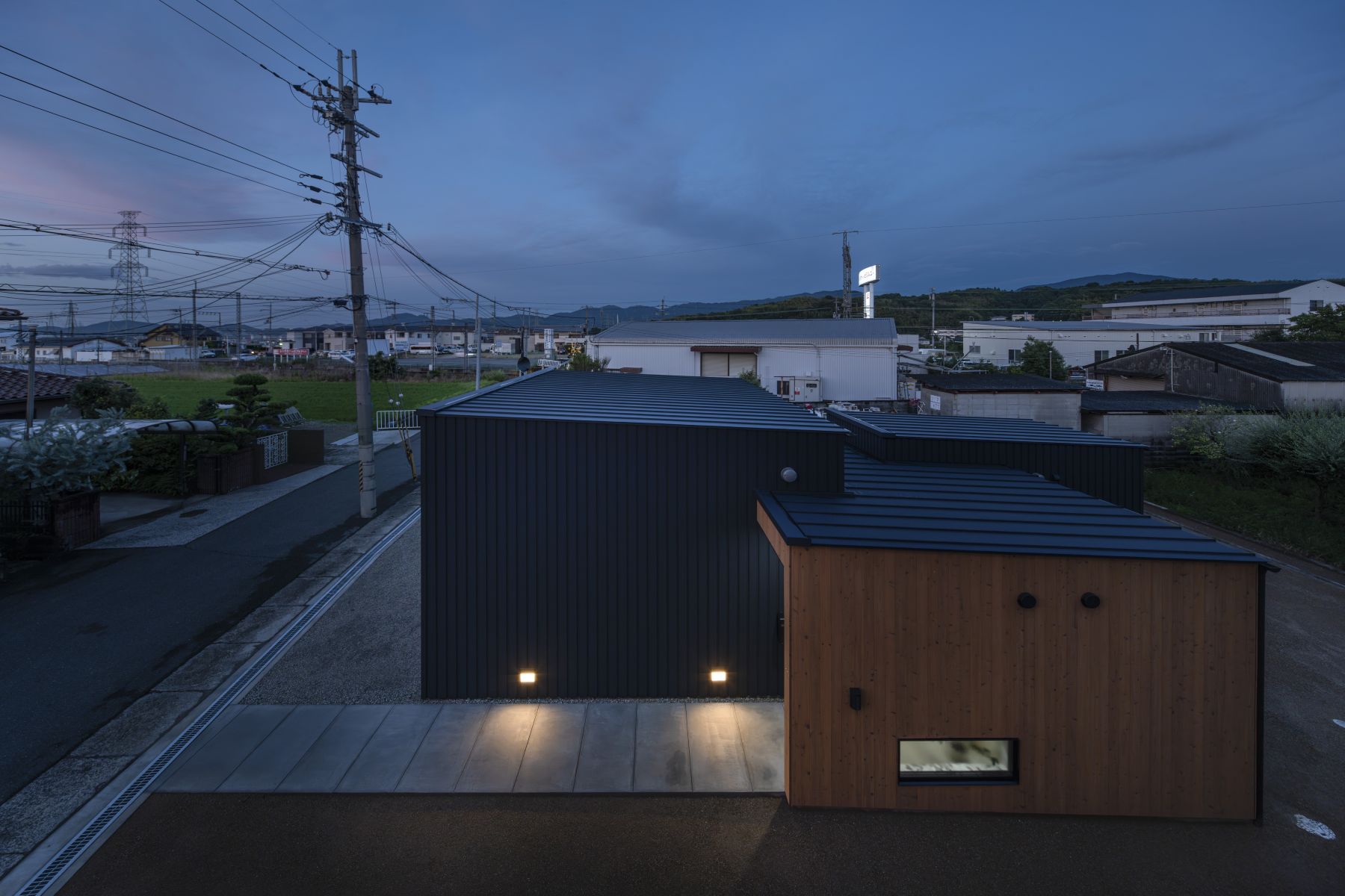 田畑・民家・中小の工業施設が混在する街並み。