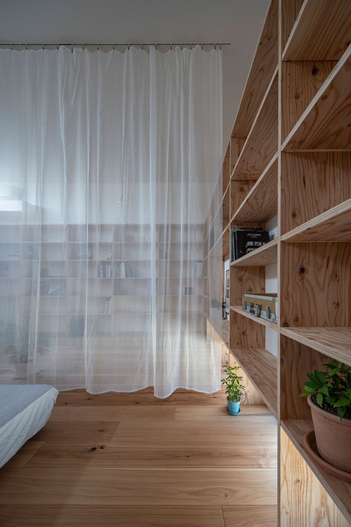 床は広幅のヒッコリーフローリング。