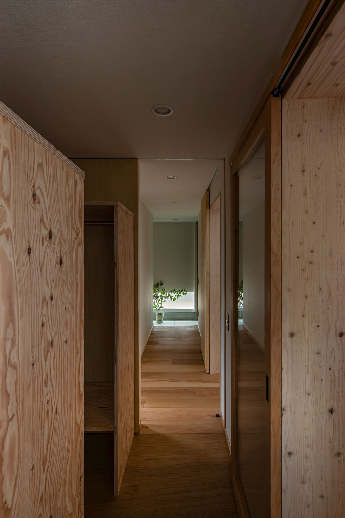 ウォークスルークローゼットから玄関を見る。