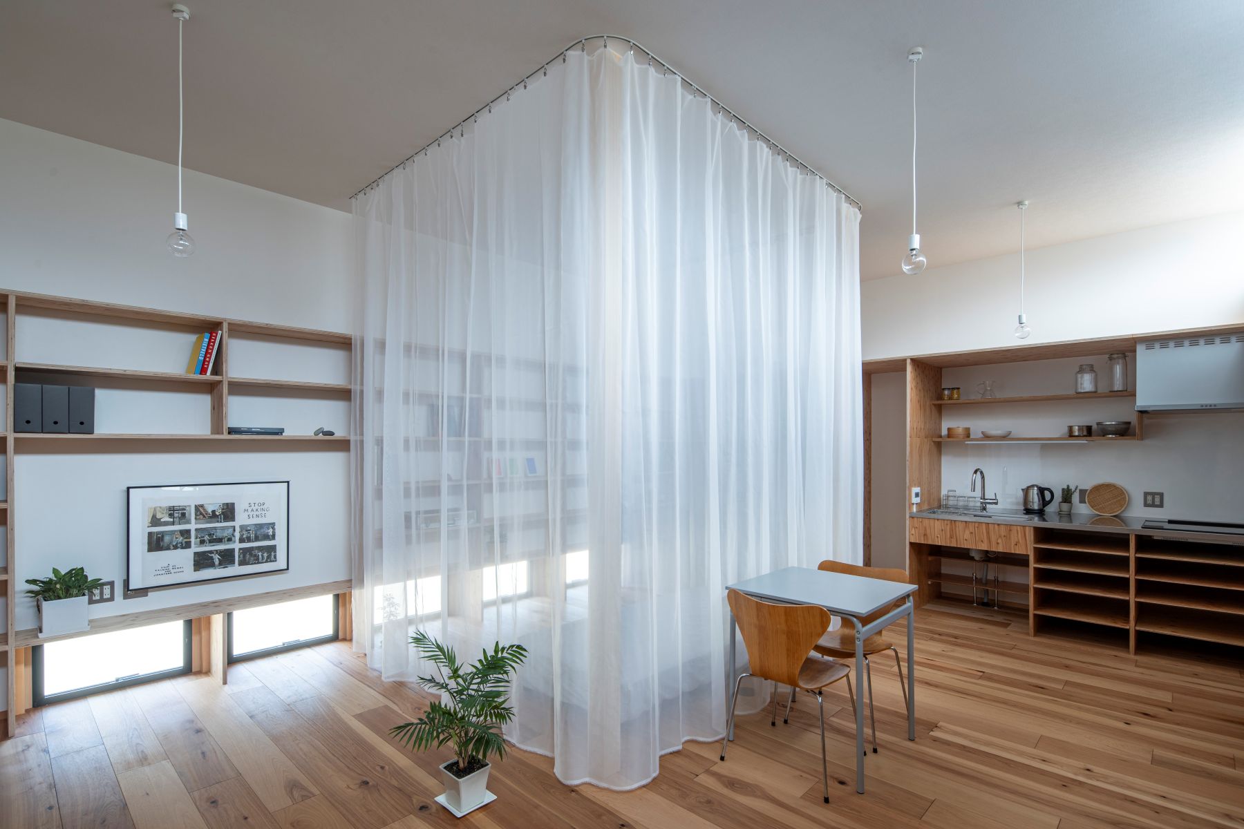 天蓋のようにベッドを包む。