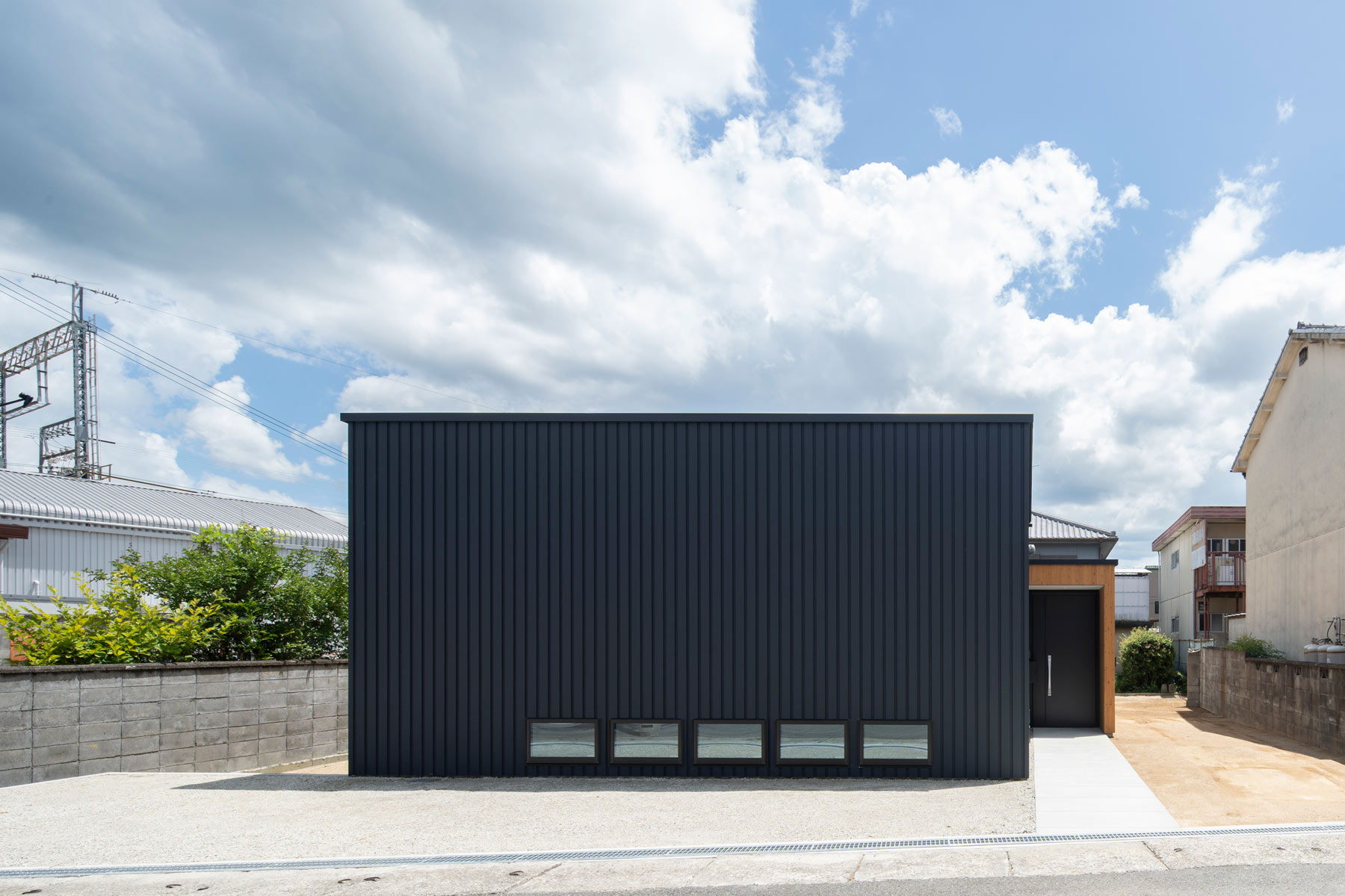 外観正面。開口部を絞ることで自ずと耐震等級3、断熱等級6(ZEH+)をクリア。