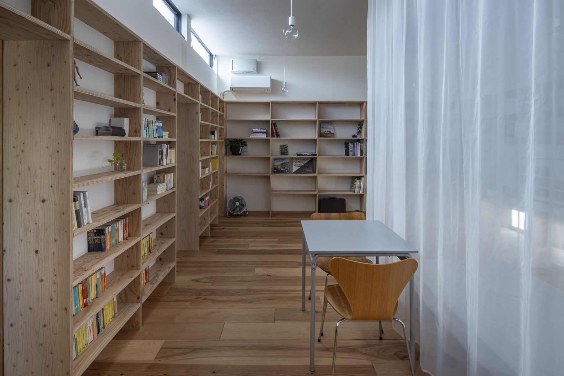 小さなダイニングコーナー。