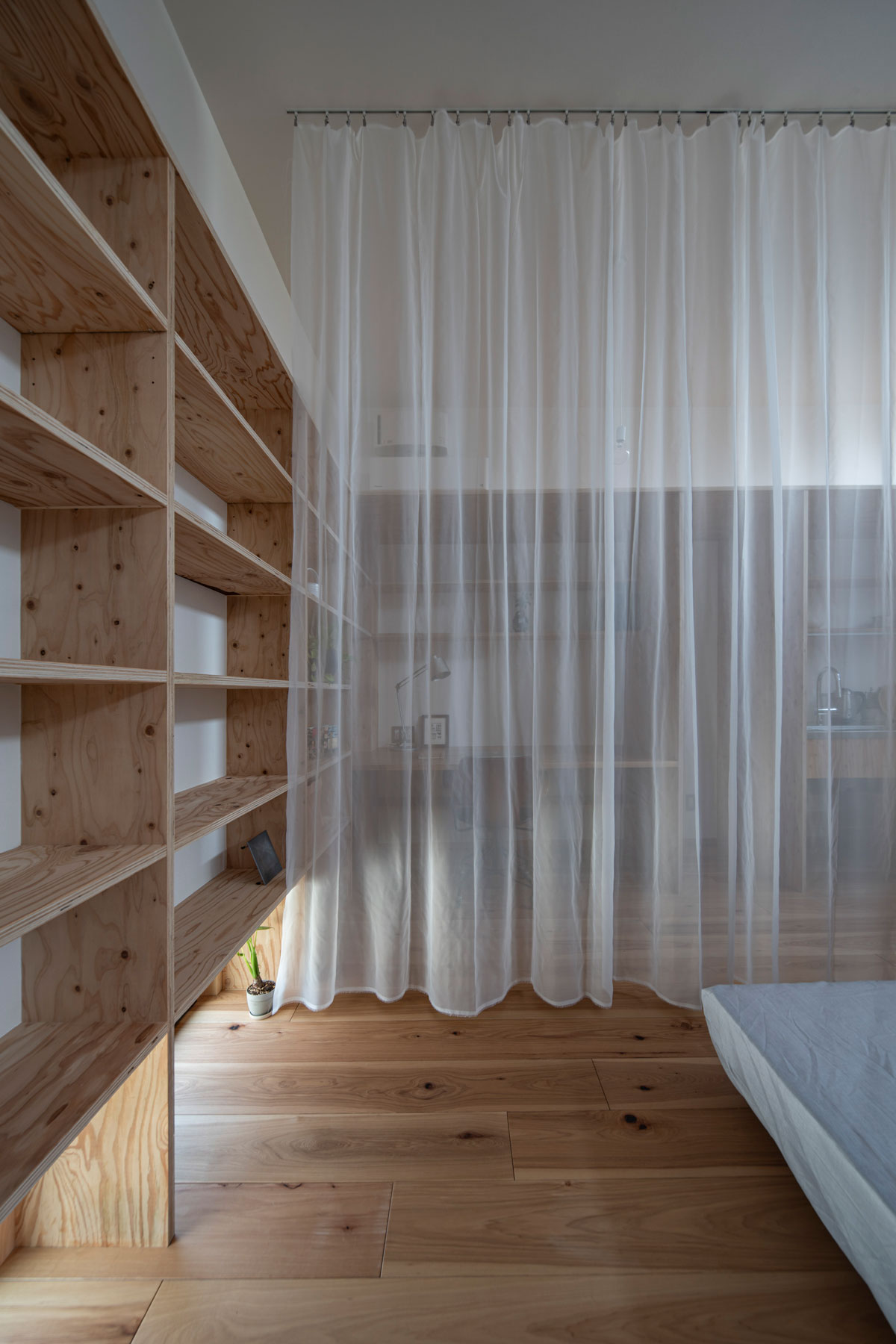 寝間からカーテン越しにワークスペース。