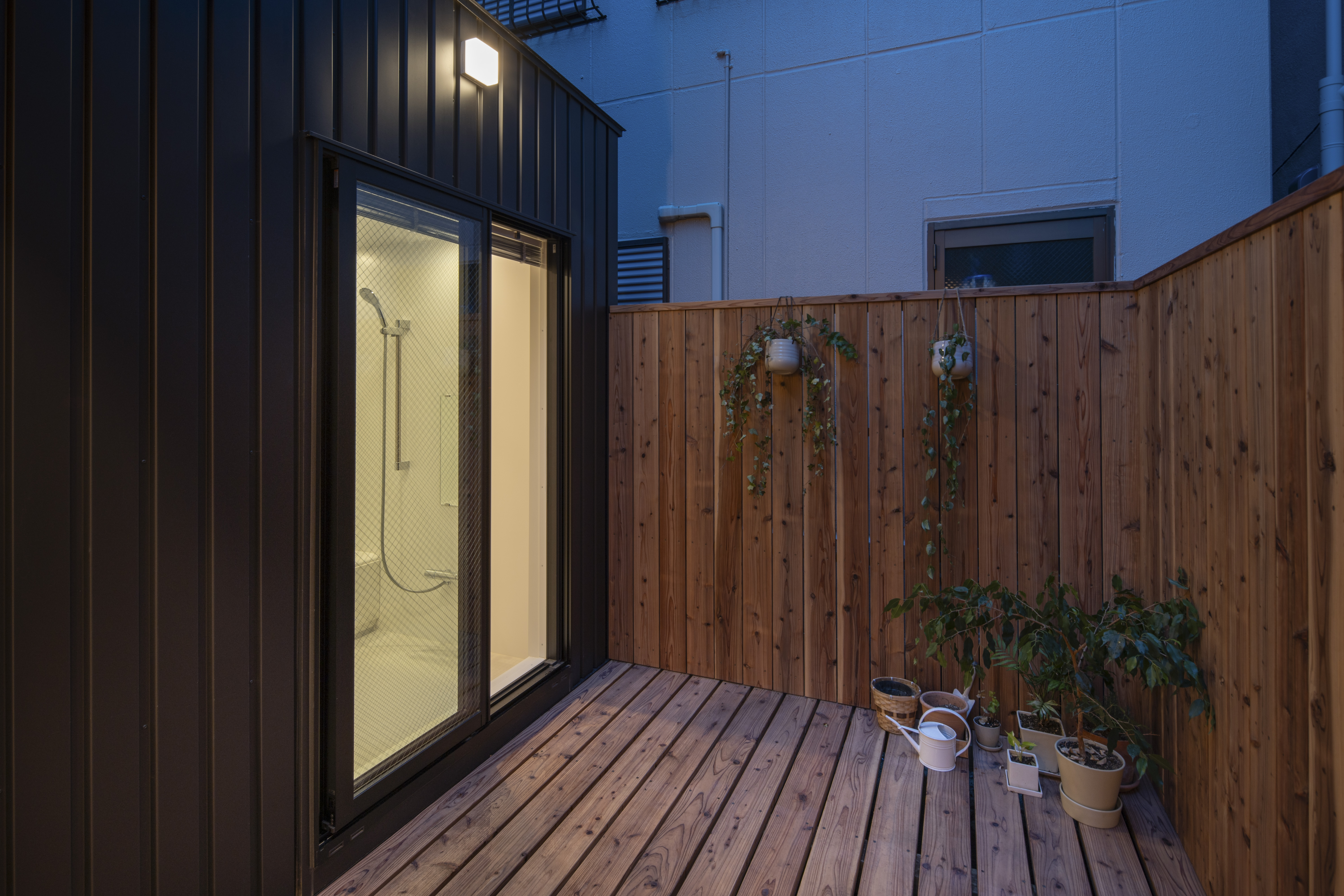 広縁と浴室。掃き出しサッシを通じて出入り可能。