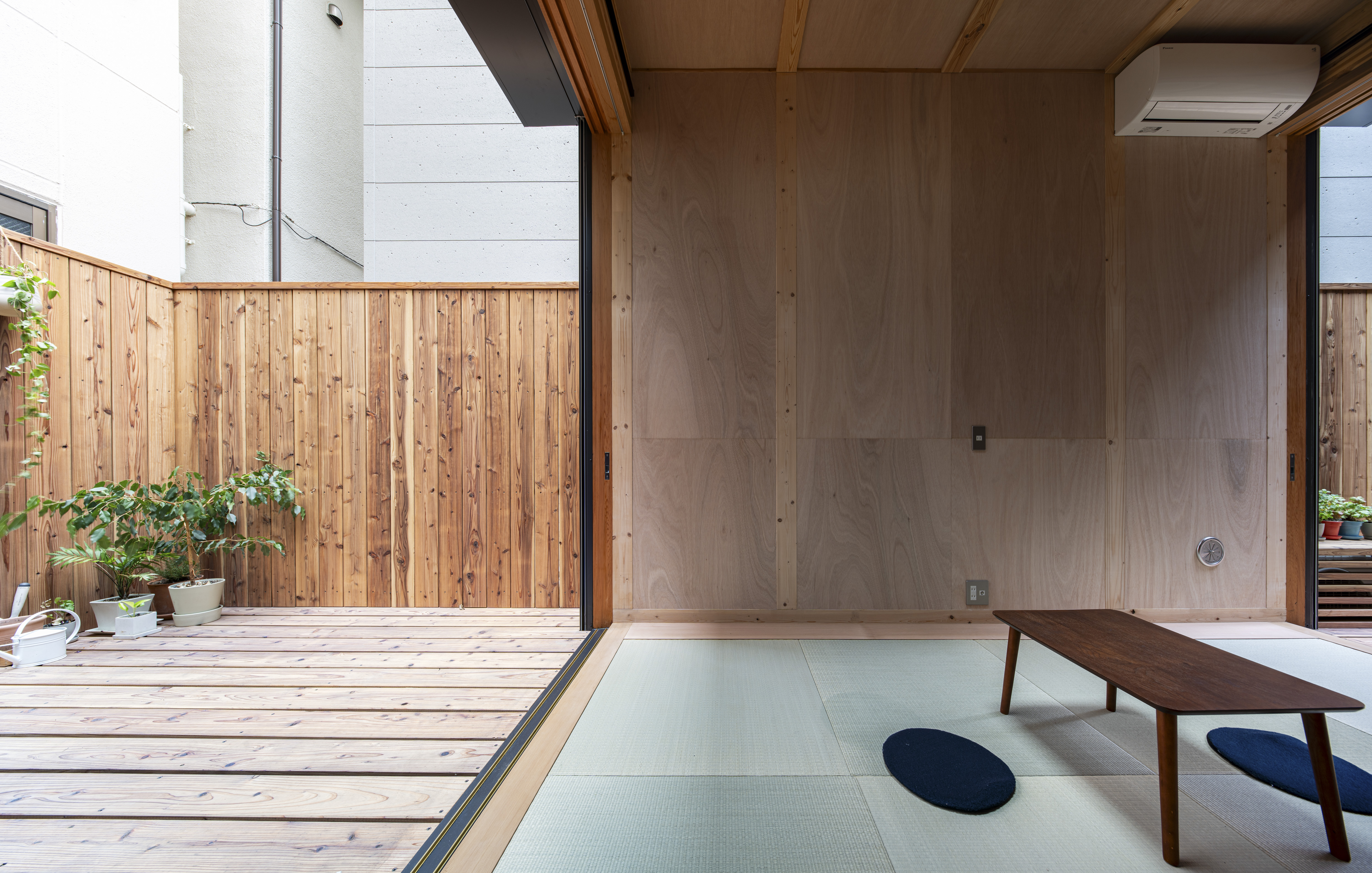 ほぼフラットにつながる居間と広縁。