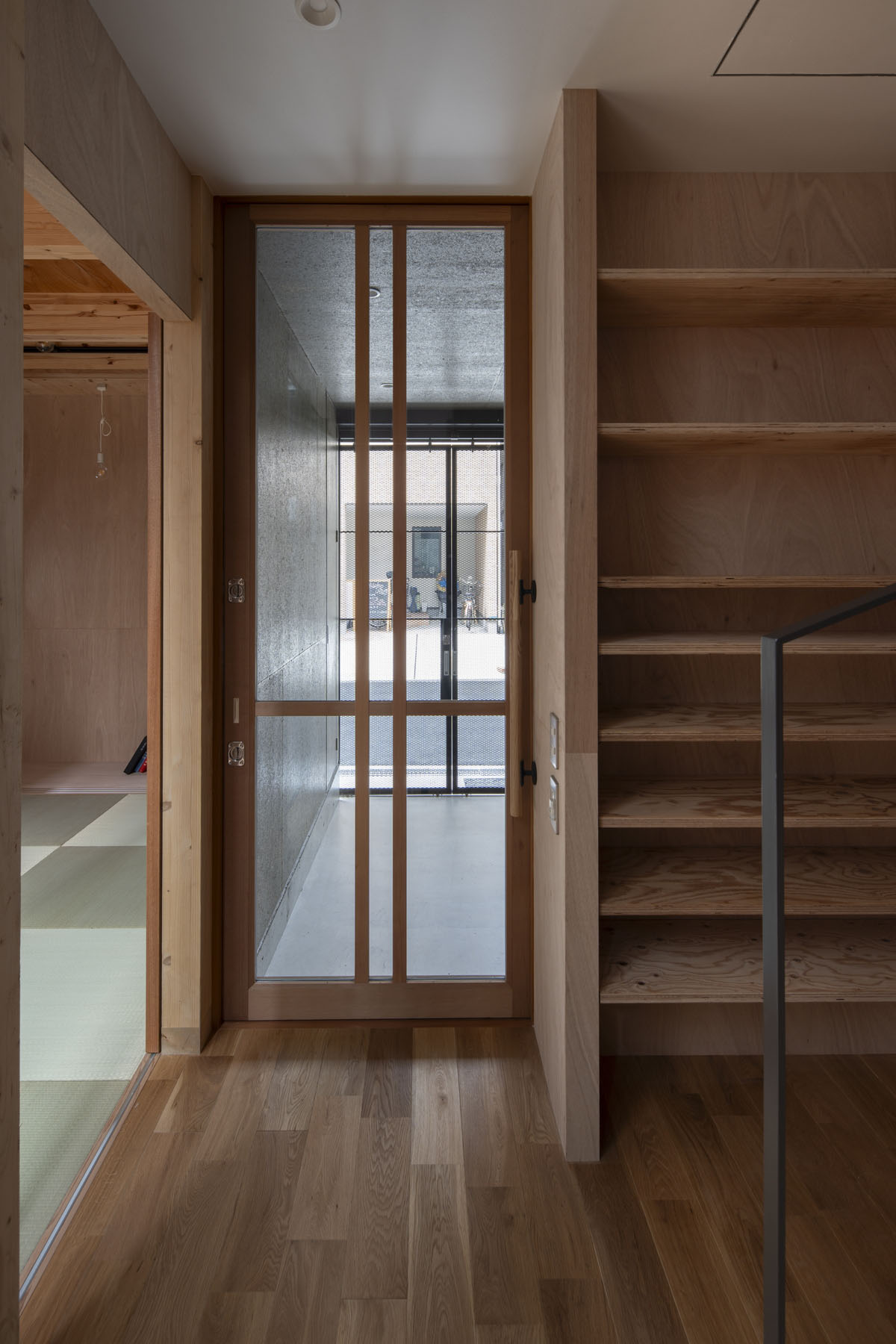 玄関見返し。道路際の吊戸でセキュリティを取れば玄関戸は開放したまま生活出来る。南北長手方向に風が通り抜ける設計。