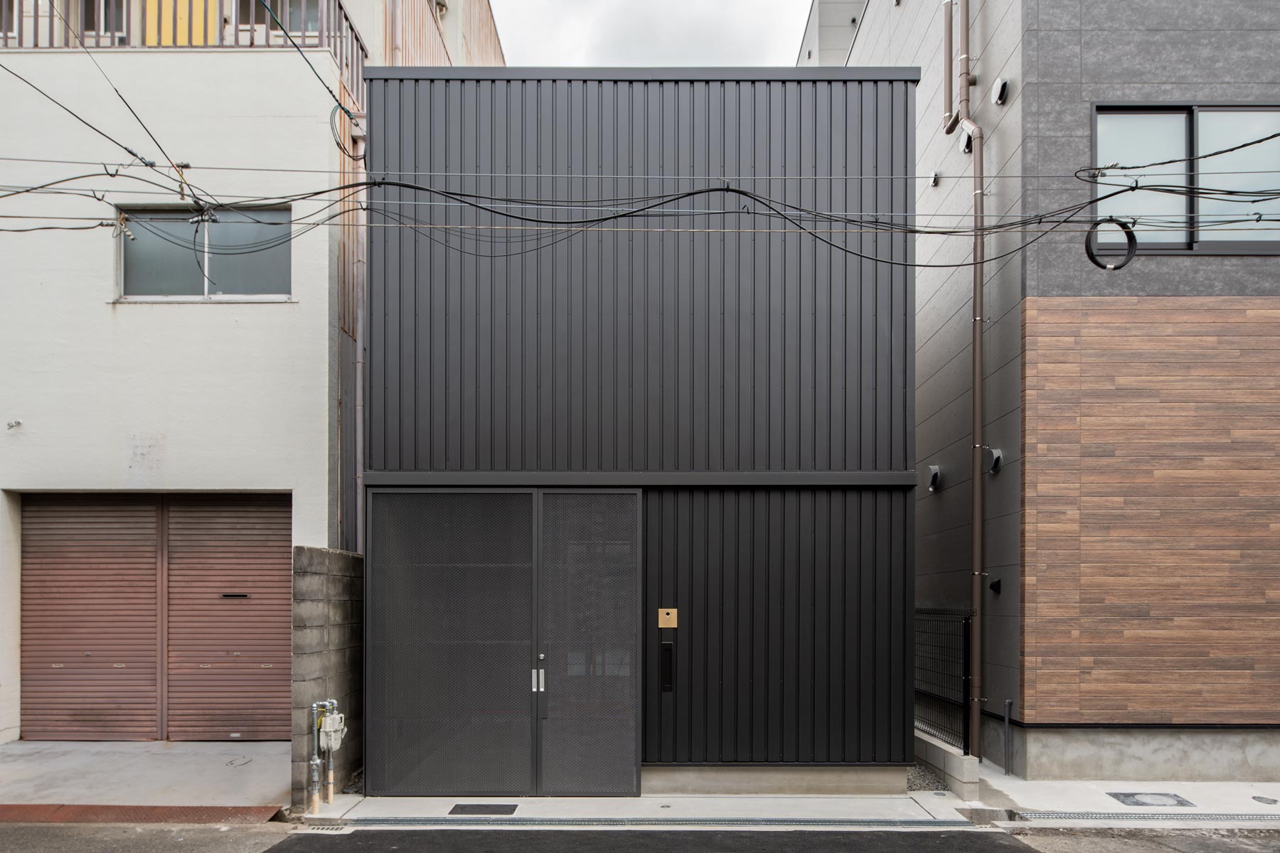 大阪市淀川区。戦前から続く長屋街が時代と共に分割・建替えられ、ビルの谷間に最後まで残っ た1戸を解体して建て替える計画。