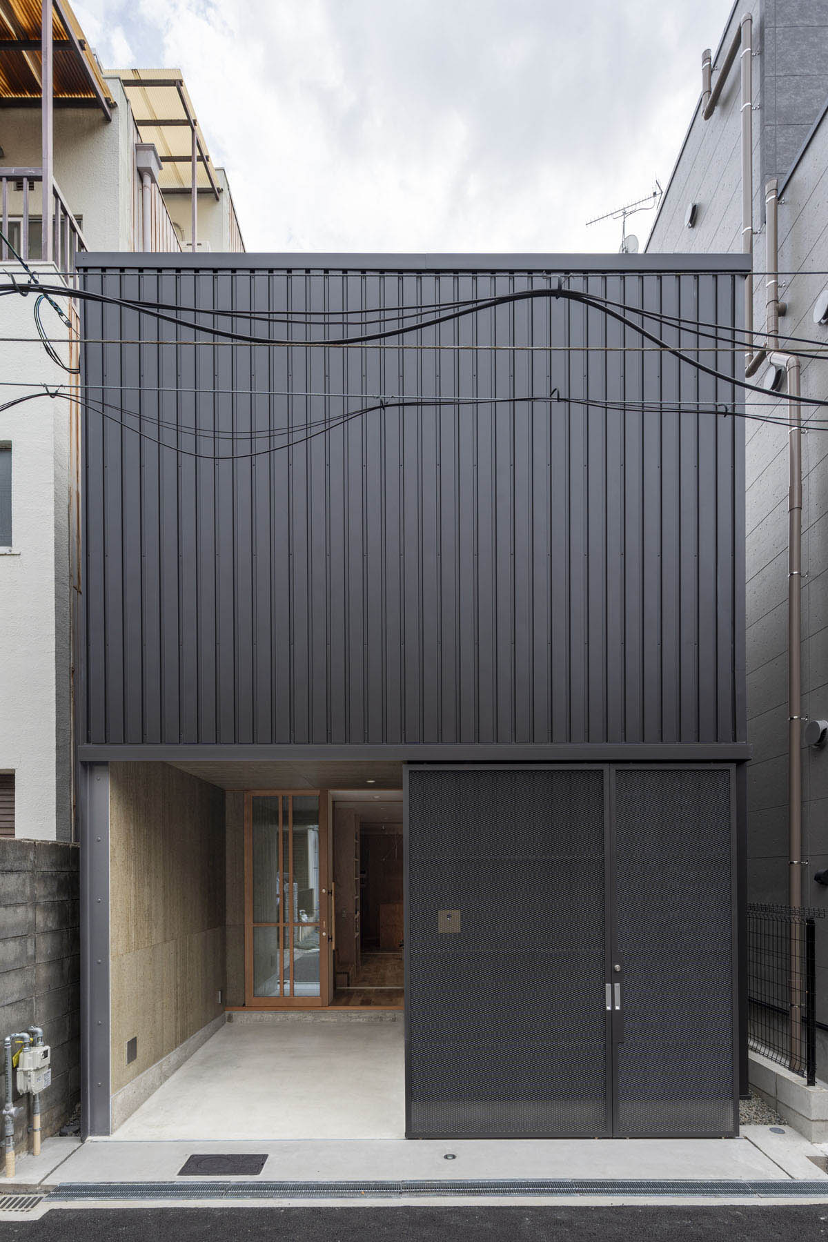 ビルの谷間で開放的に暮らす小さな家