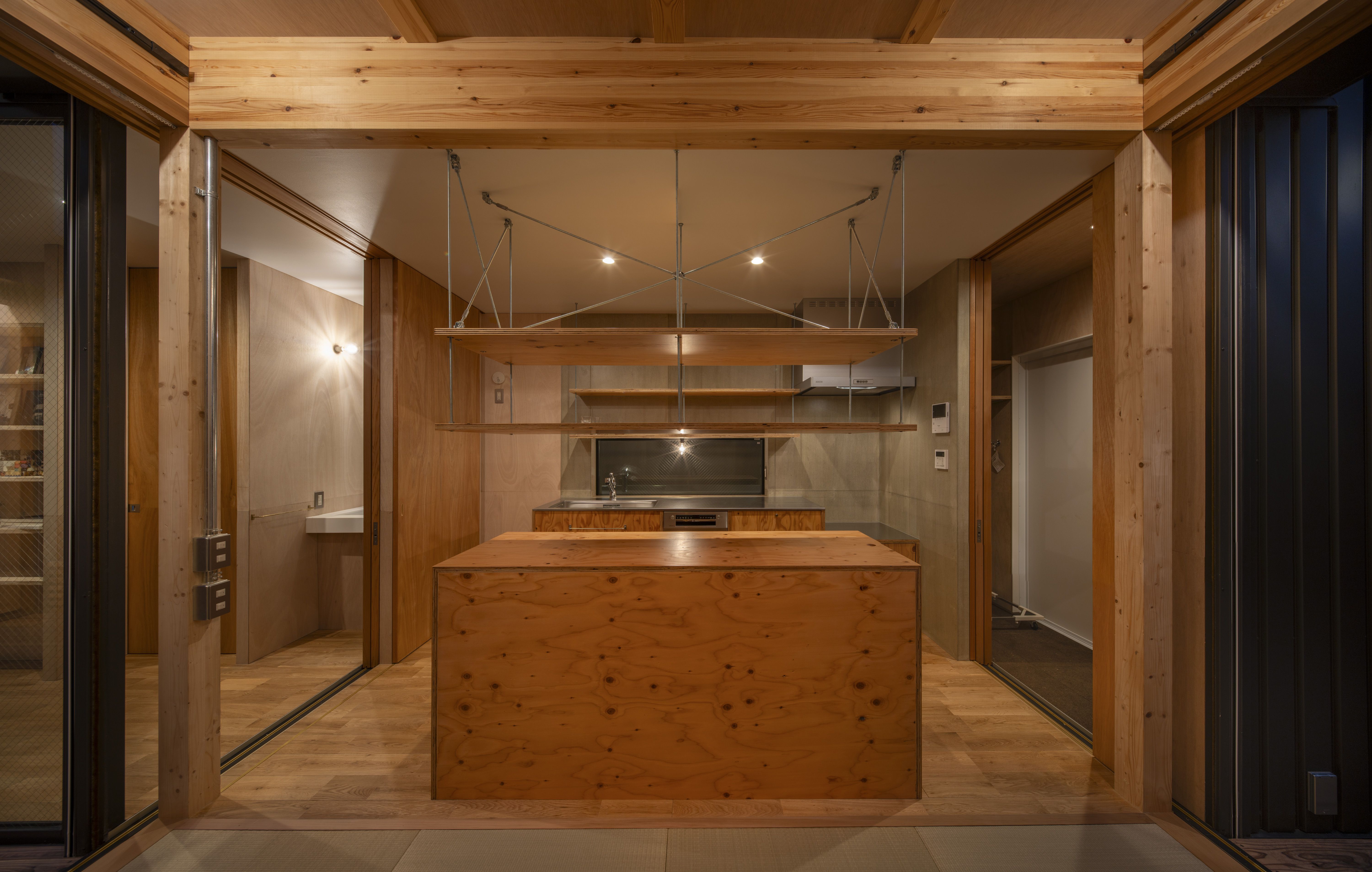 キッチンを挟んで左手洗面、右手脱衣・浴室。最短の動線計画。