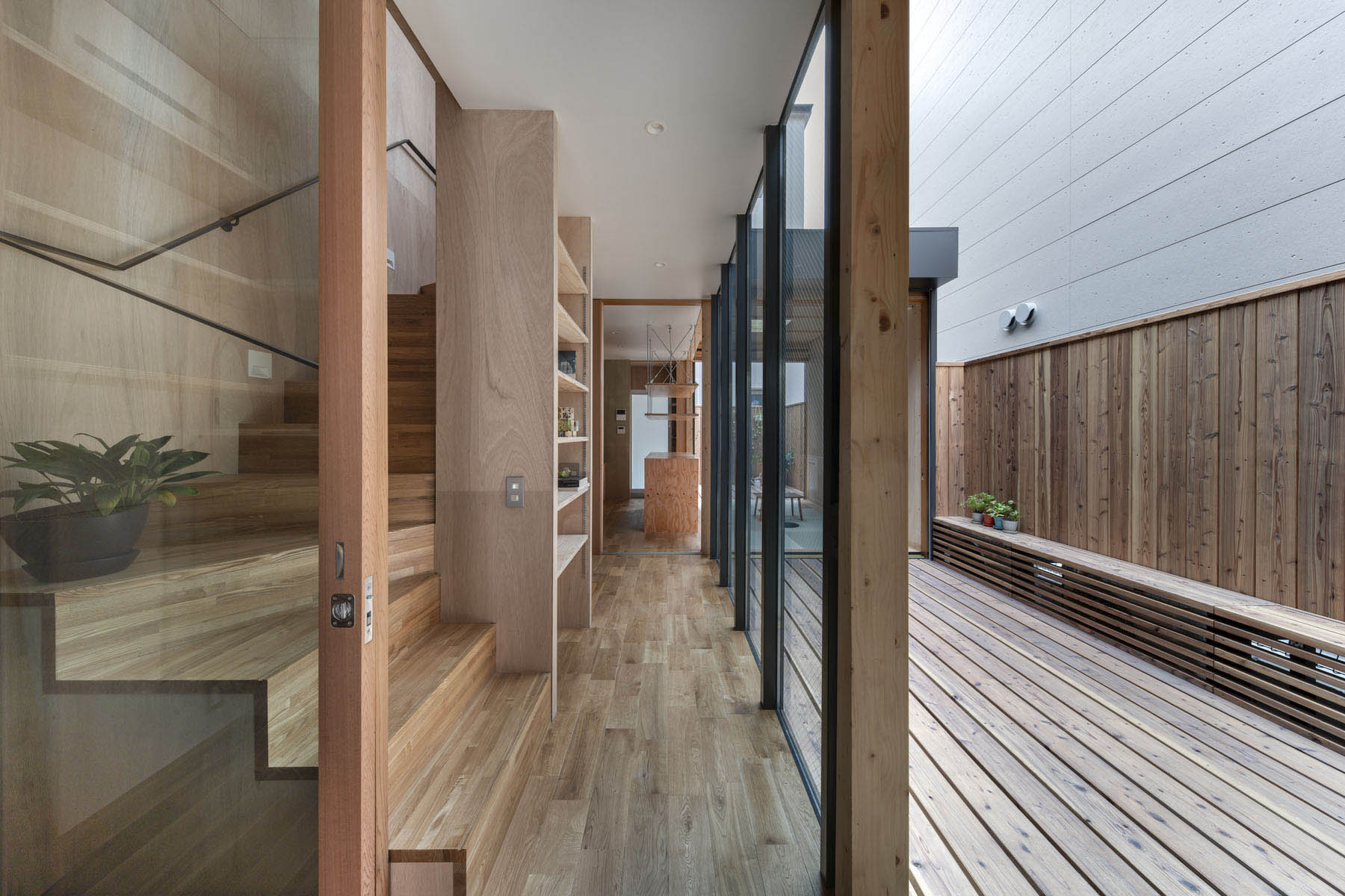 玄関から居間方向。広縁のベンチはエアコン室外機の格納庫を兼用。