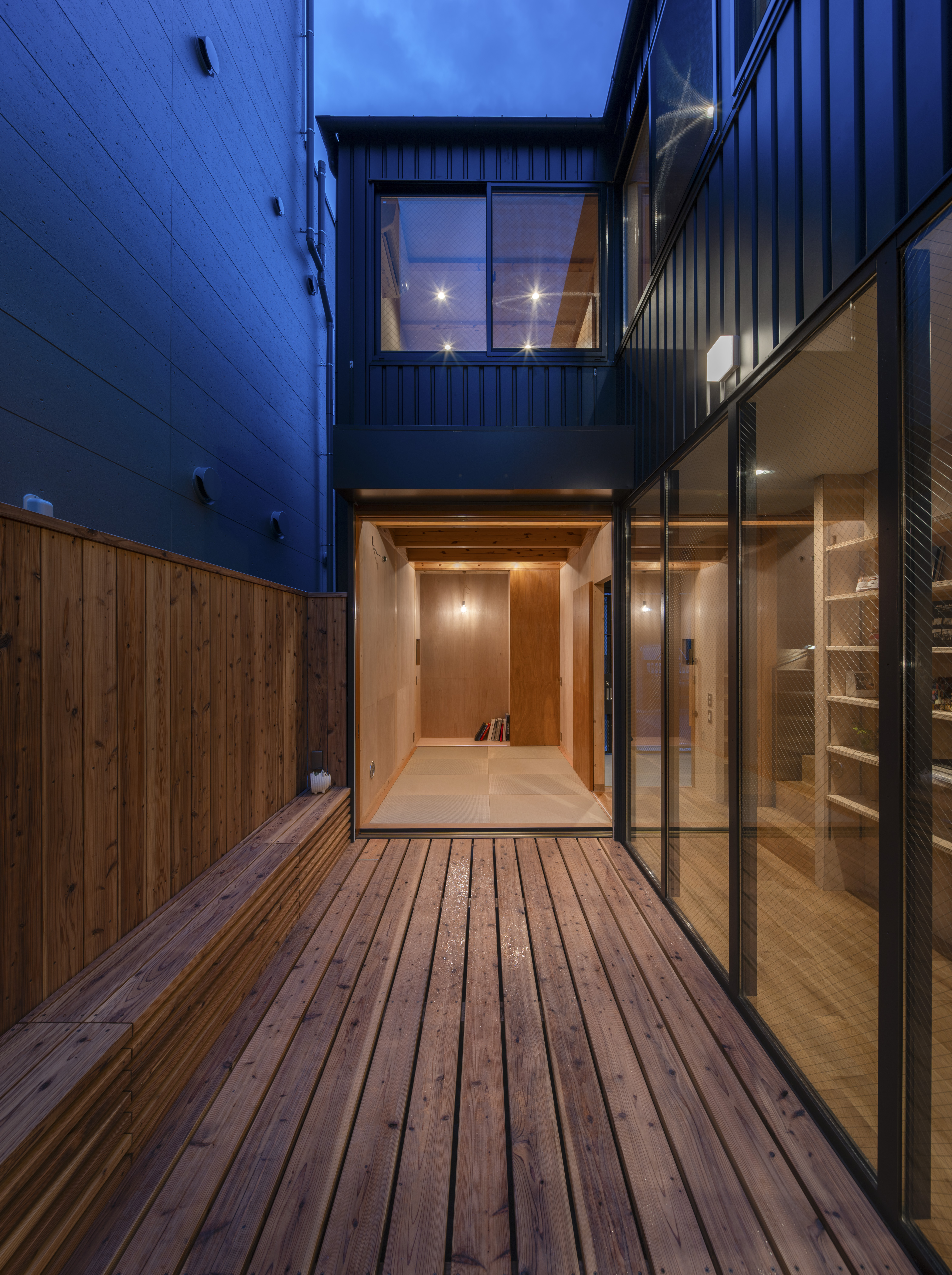 広縁上空には将来邸にタープをかける予定。