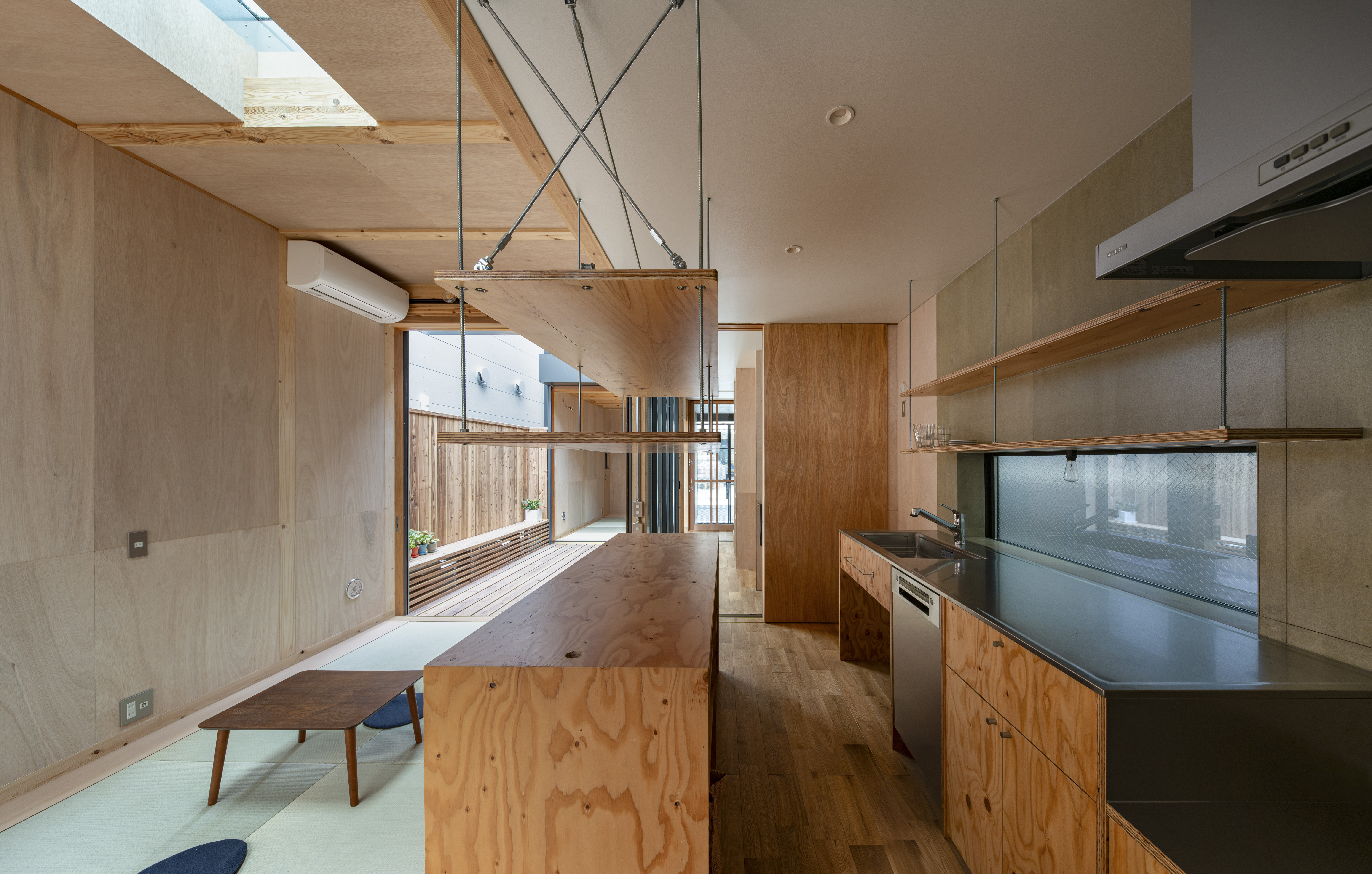 無駄を削ぎ落して設計条件を突き詰め、住み手にとって本当に必要な物だけが残ったインテリア。