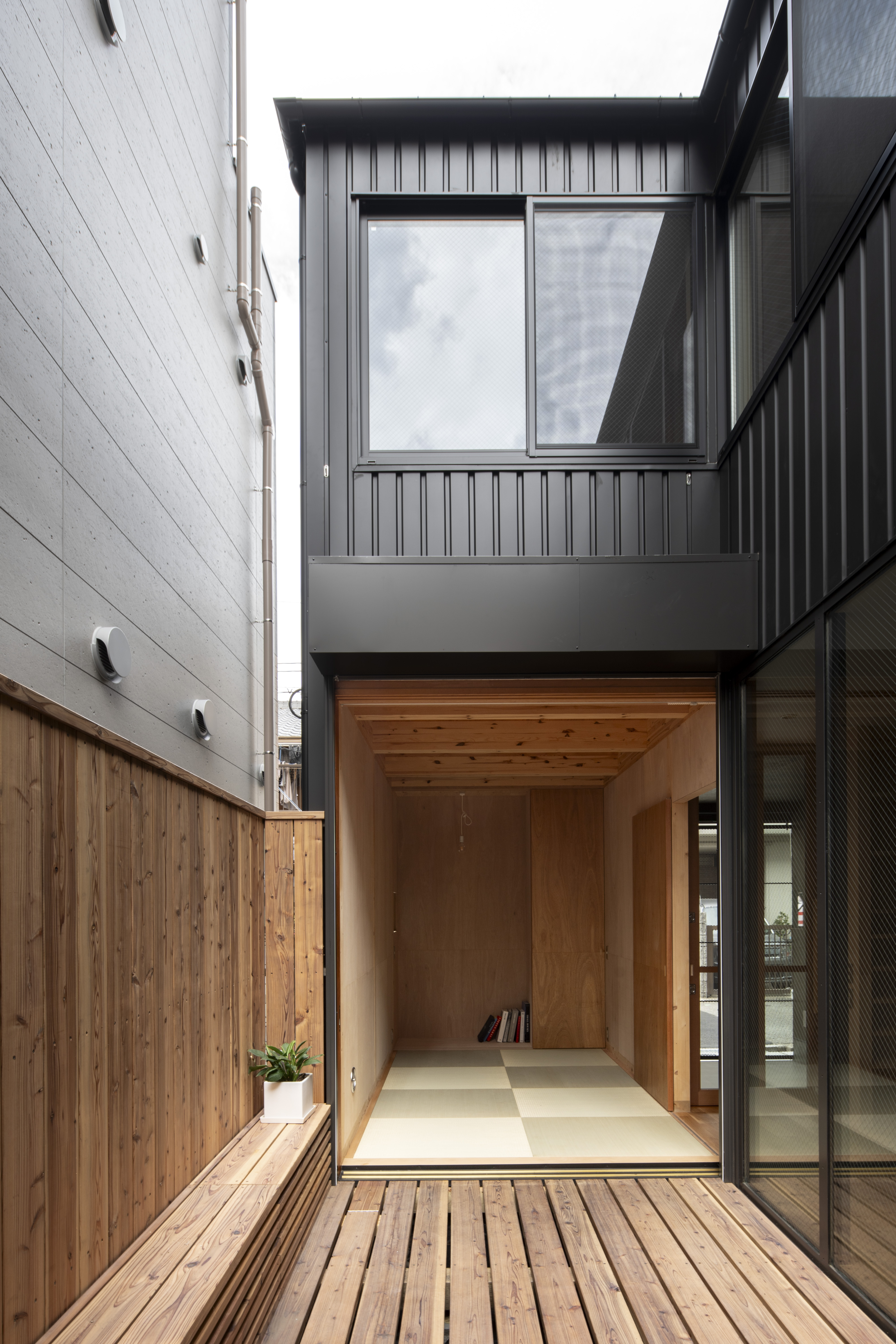 南側の建物高さを抑え、ビルの谷間でも十分な採光を確保。