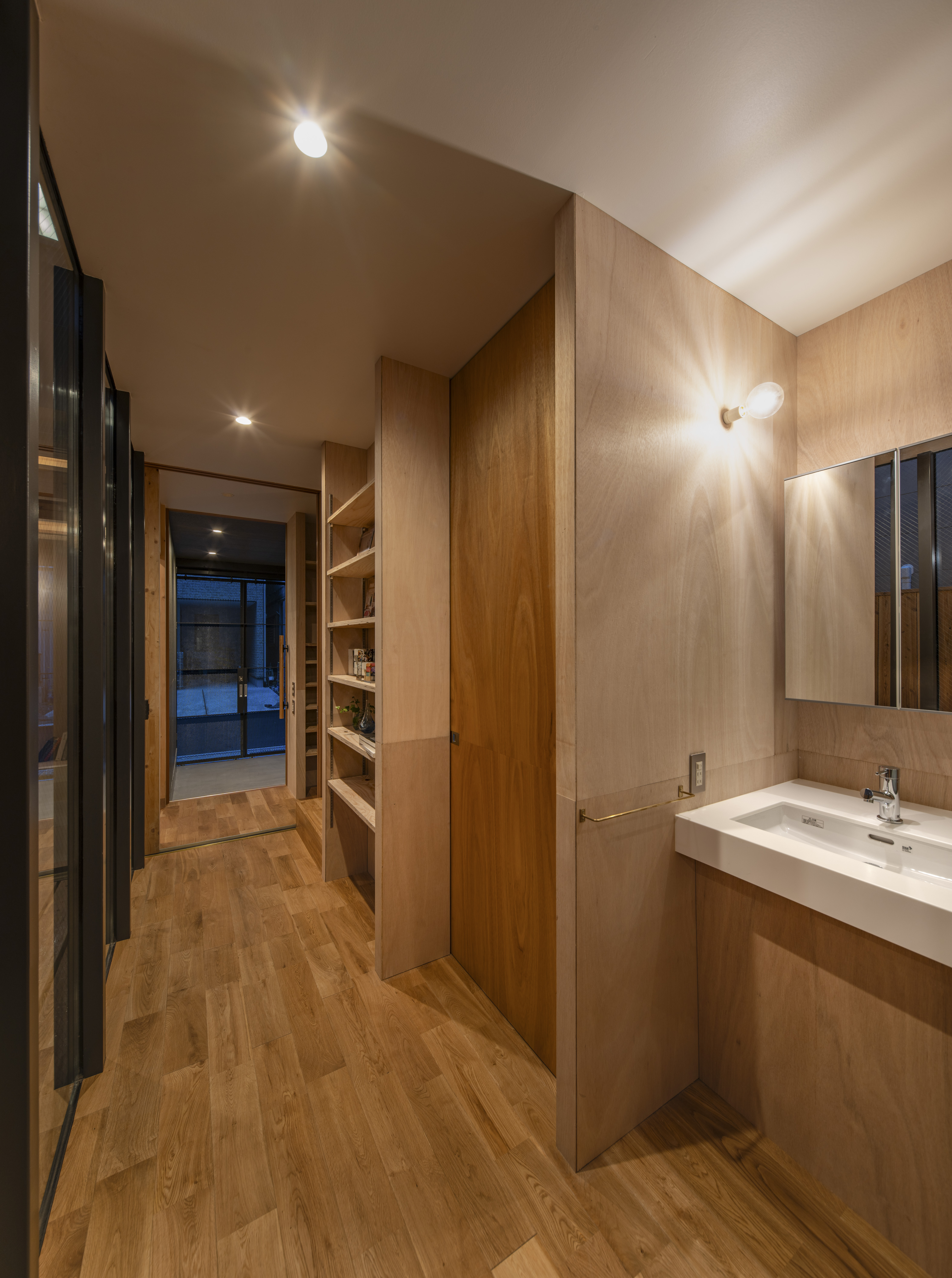 洗面・トイレはコンパクトに階段下へ集約。